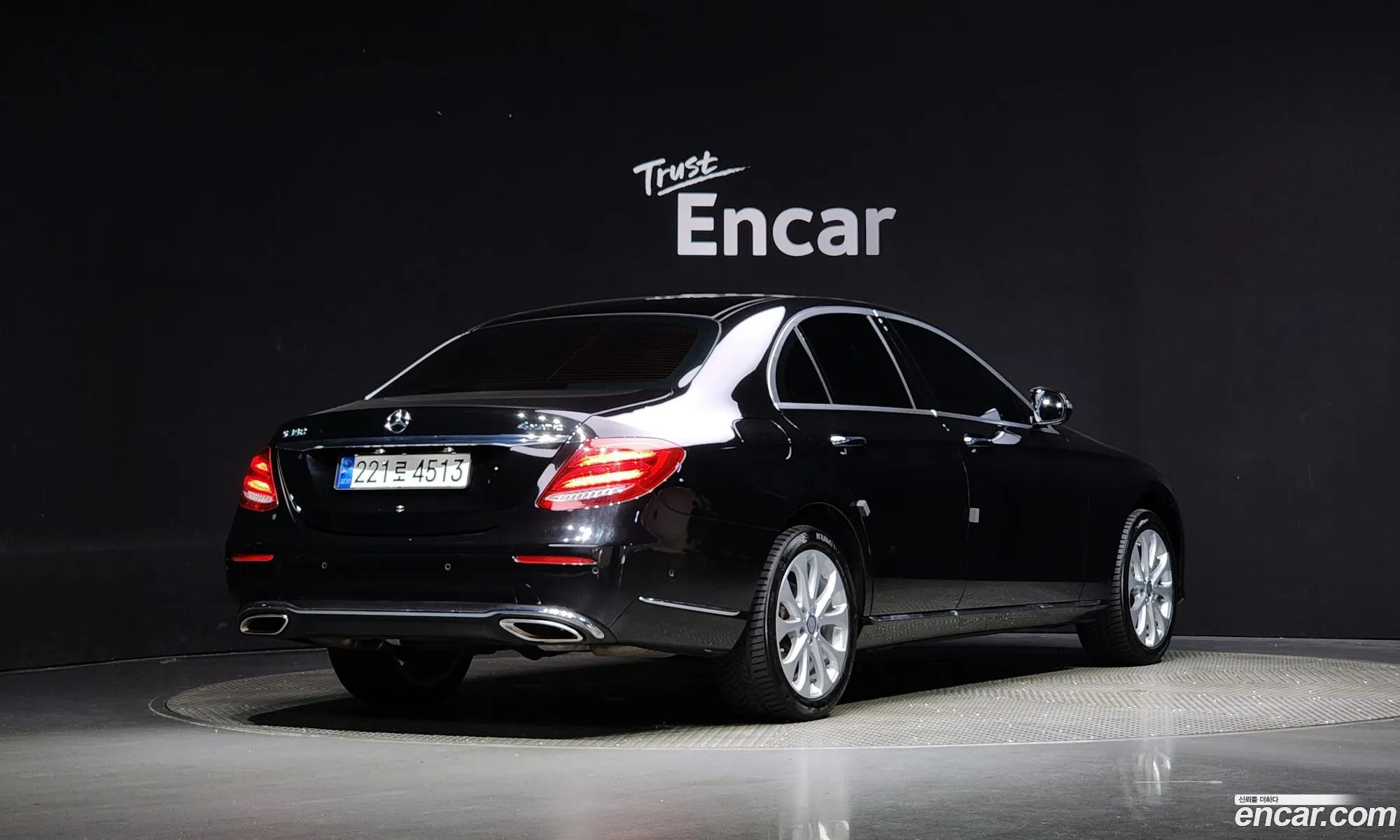Mercedes E-Class W213 E300 4Matic Exclusive - фотография 19816125