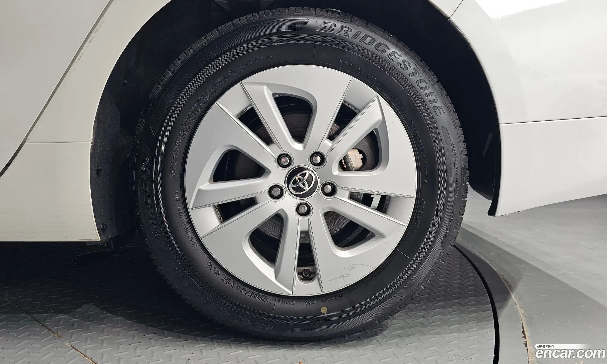 Toyota Prius 4Th Generation 18 E - фотография 15359057