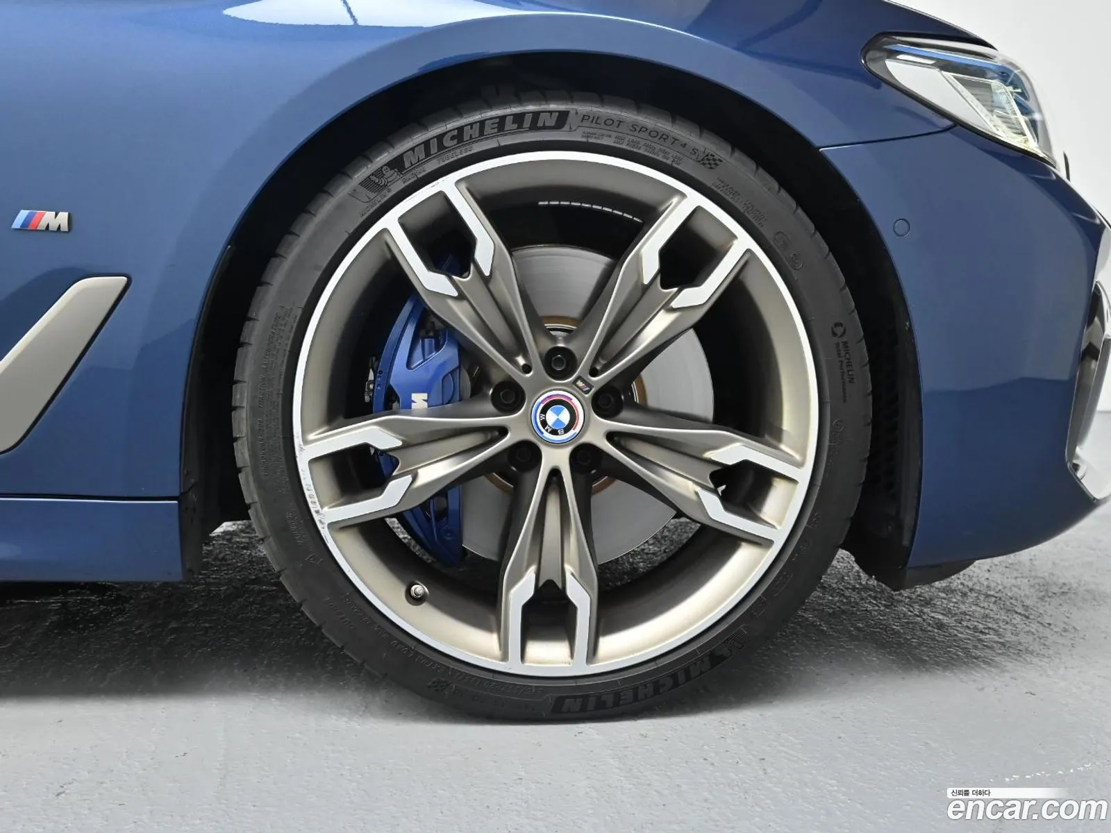 BMW 5 Series G30 M550I xDrive - фотография 8709531