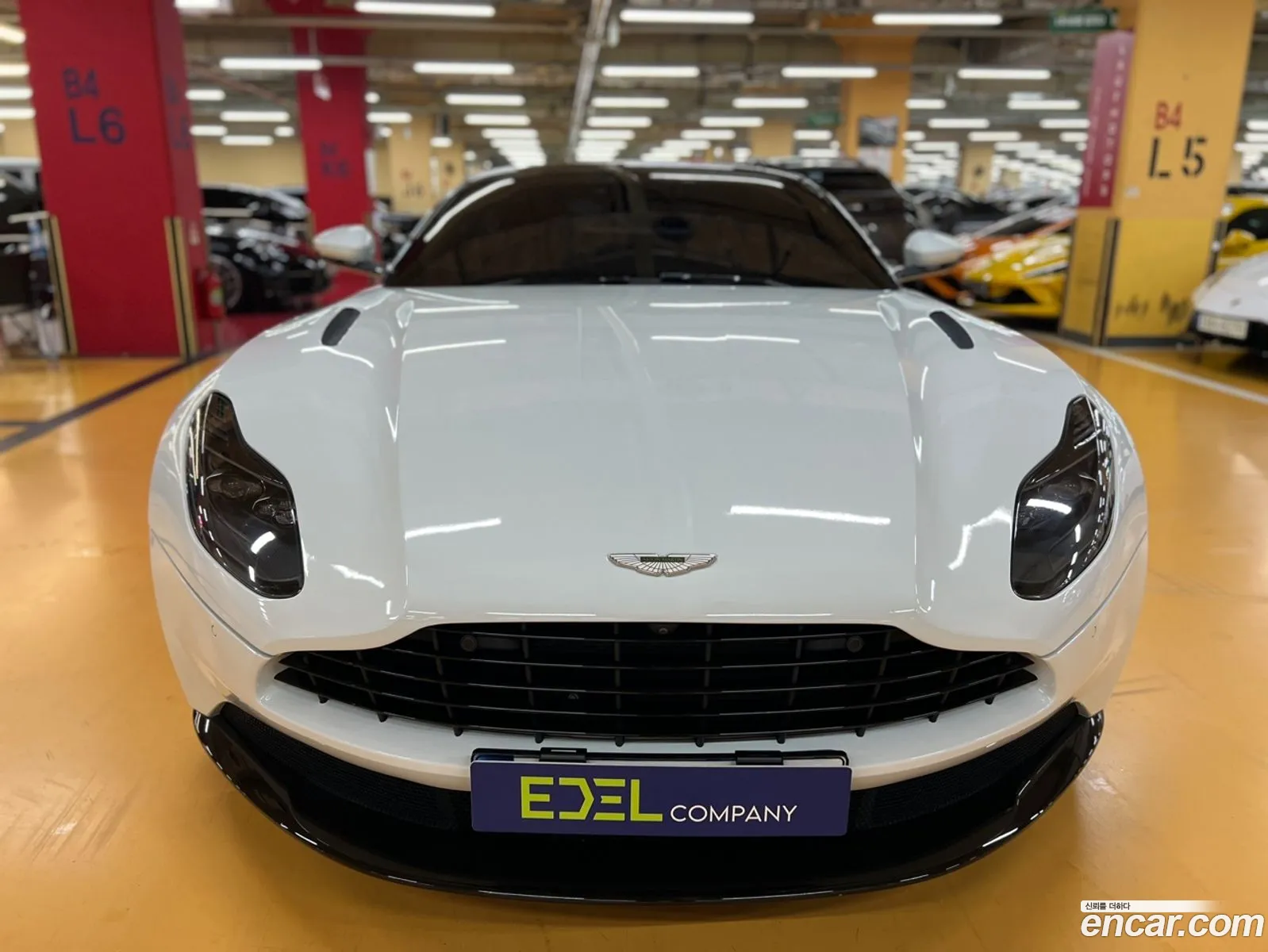 Aston Martin Db11 40 V8 Coupe - фотография 3526352