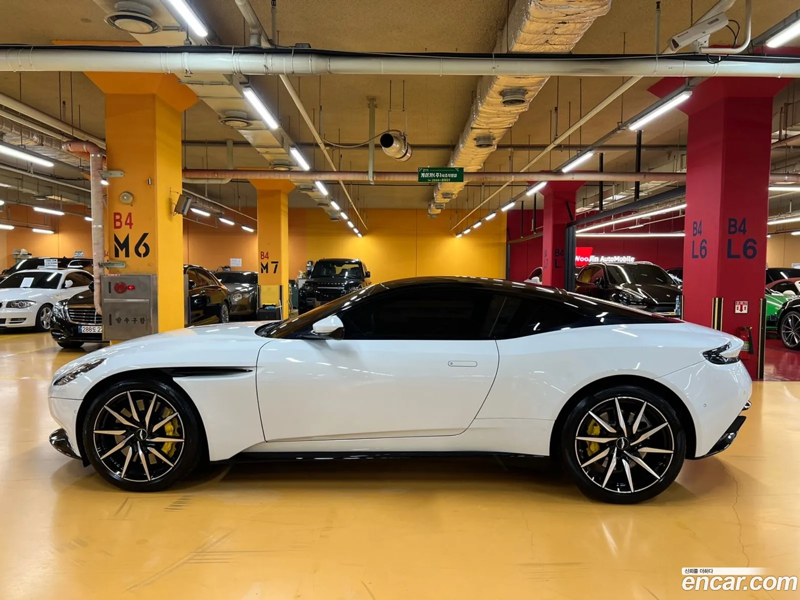 Aston Martin Db11 40 V8 Coupe - фотография 3526354