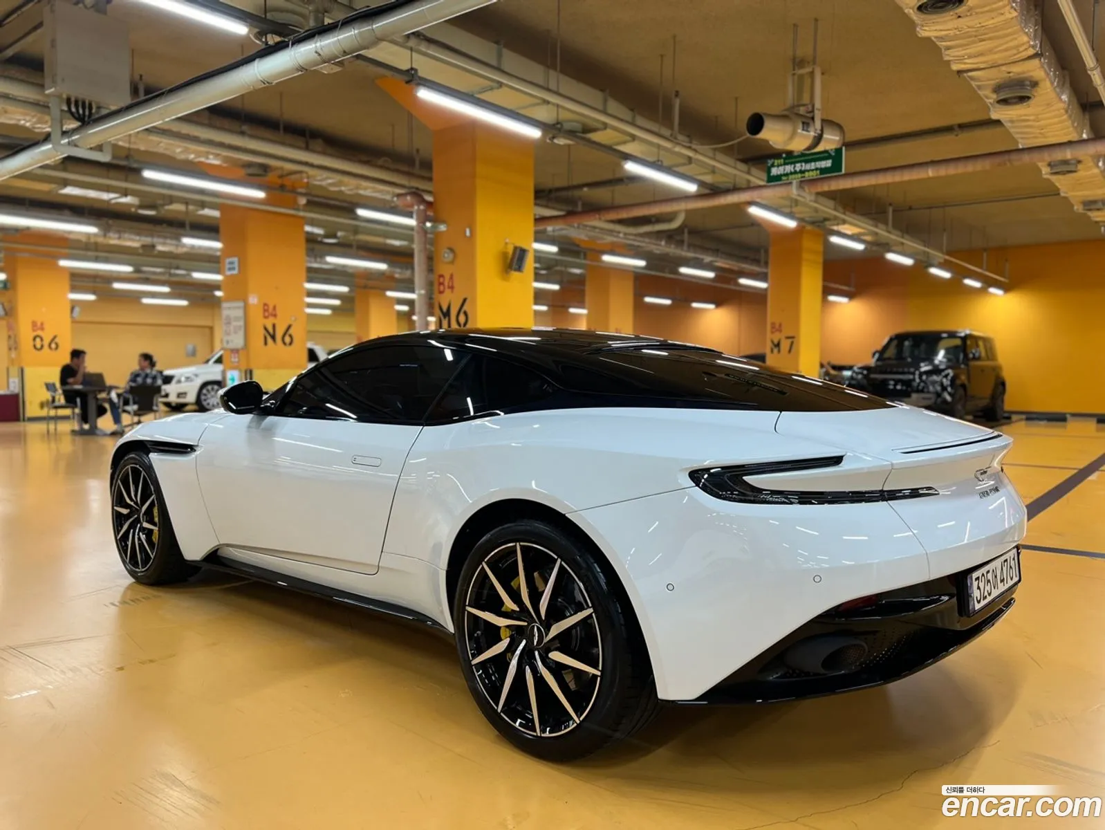 Aston Martin Db11 40 V8 Coupe - фотография 3526355
