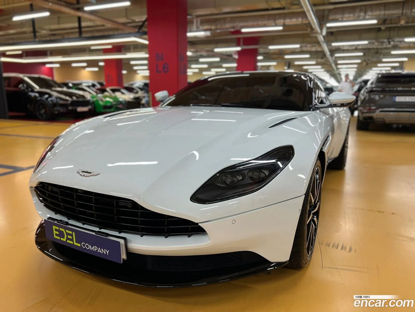 Aston Martin Db11 40 V8 Coupe - фотография 3526357