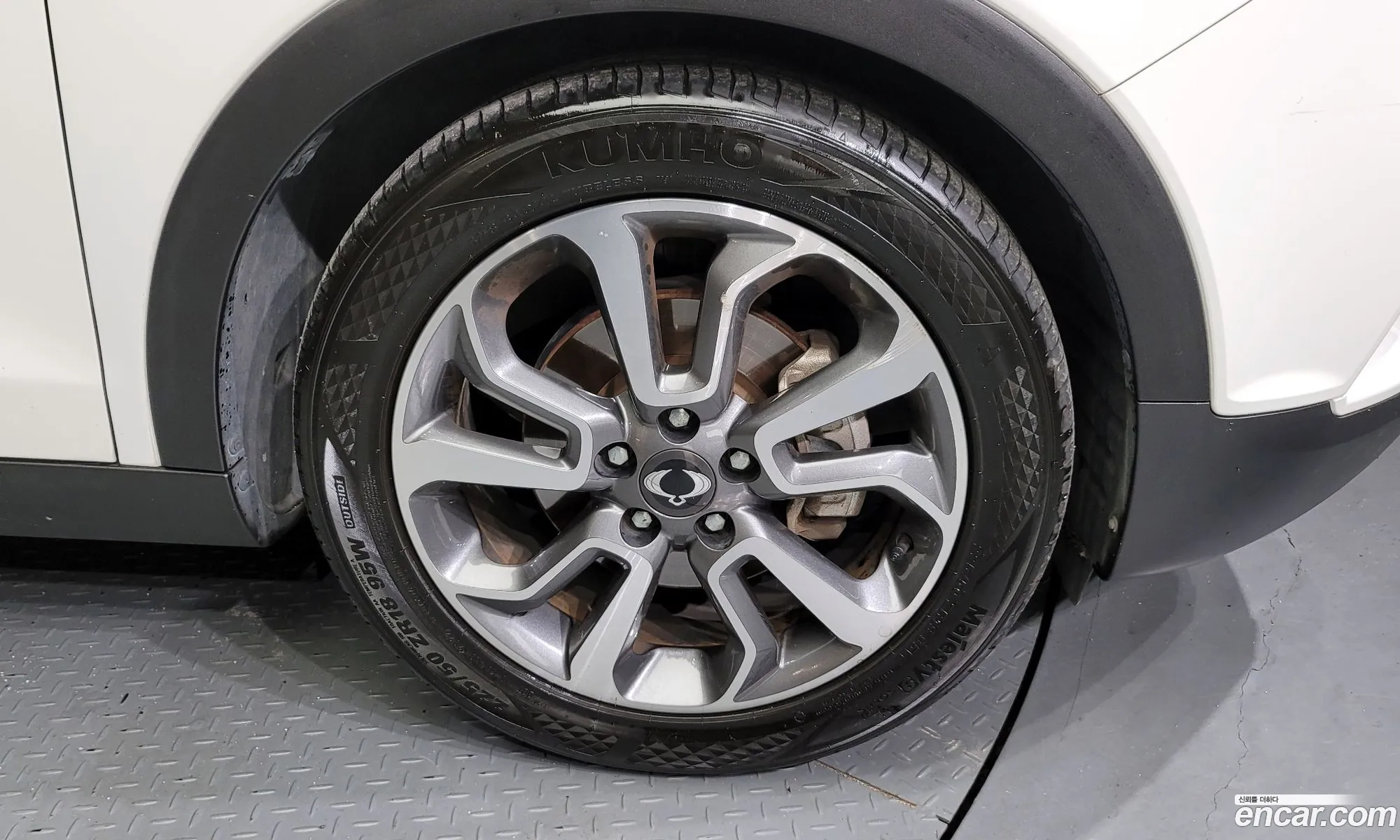 Kg Mobility Ssangyong Tivoli Lx 2Wd Top-Of-The-Line Model - фотография 7389334