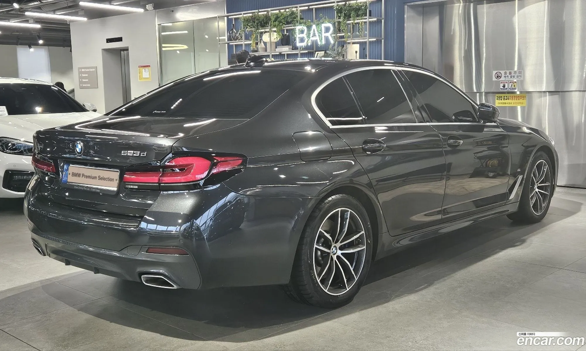 BMW 5 Series G30 523D ​​xDrive M Sports - фотография 18465304