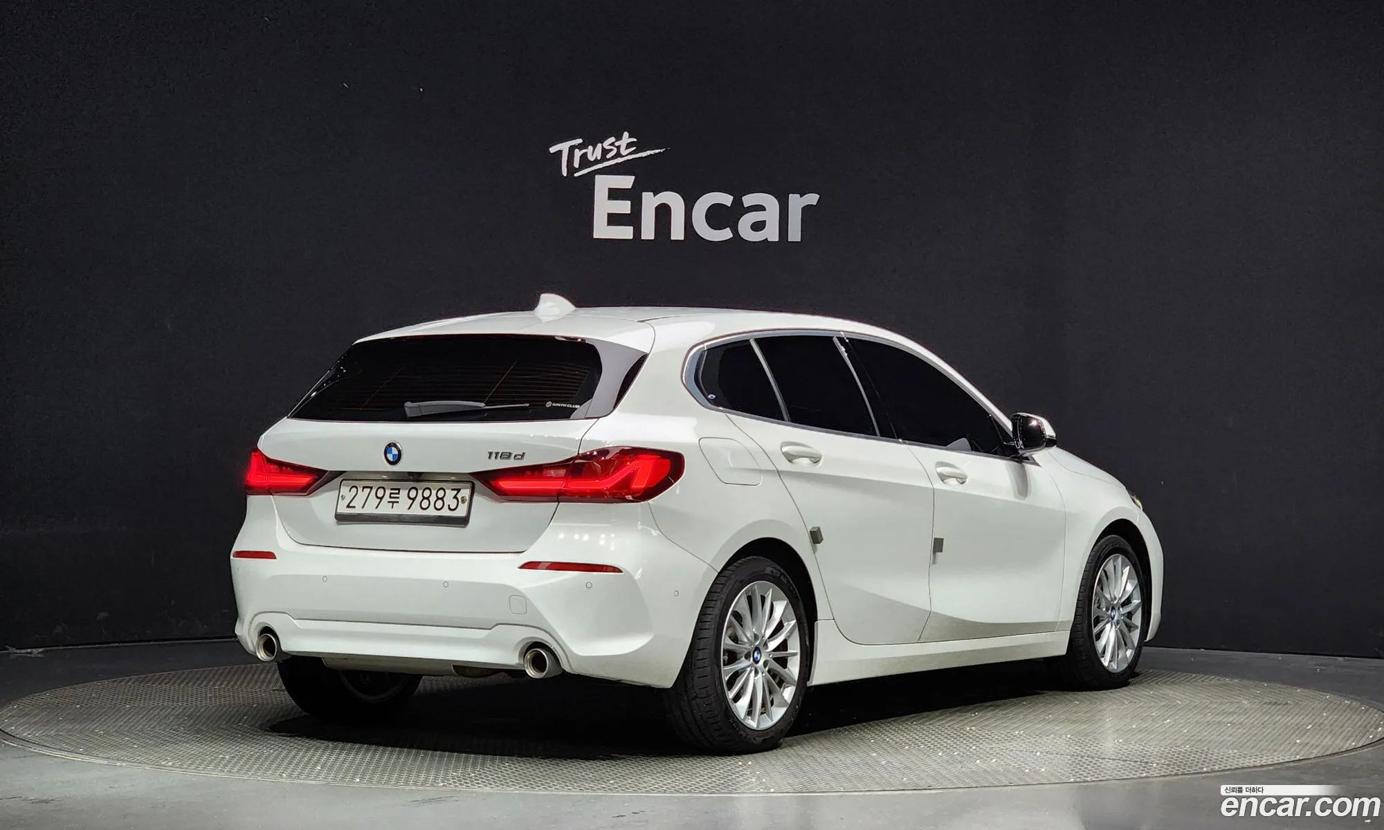 BMW 1 Series F40 118D Joy First Edition - фотография 18441199