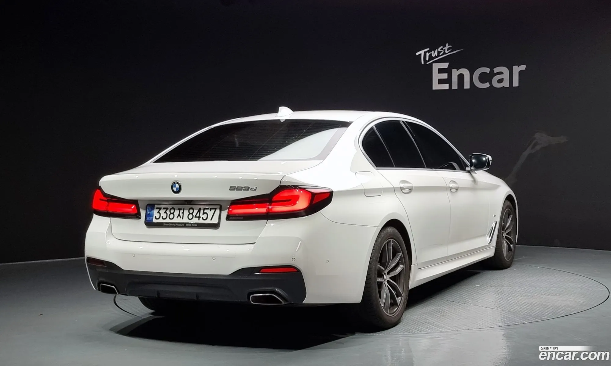 BMW 5 Series G30 523D ​​M Sports - фотография 18590629