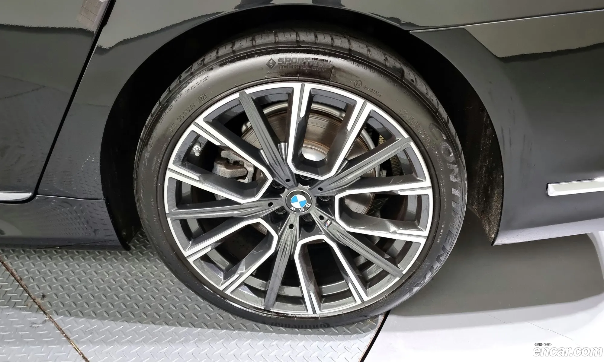 BMW 7 Series G11 740Li xDrive M Sports - фотография 7837799