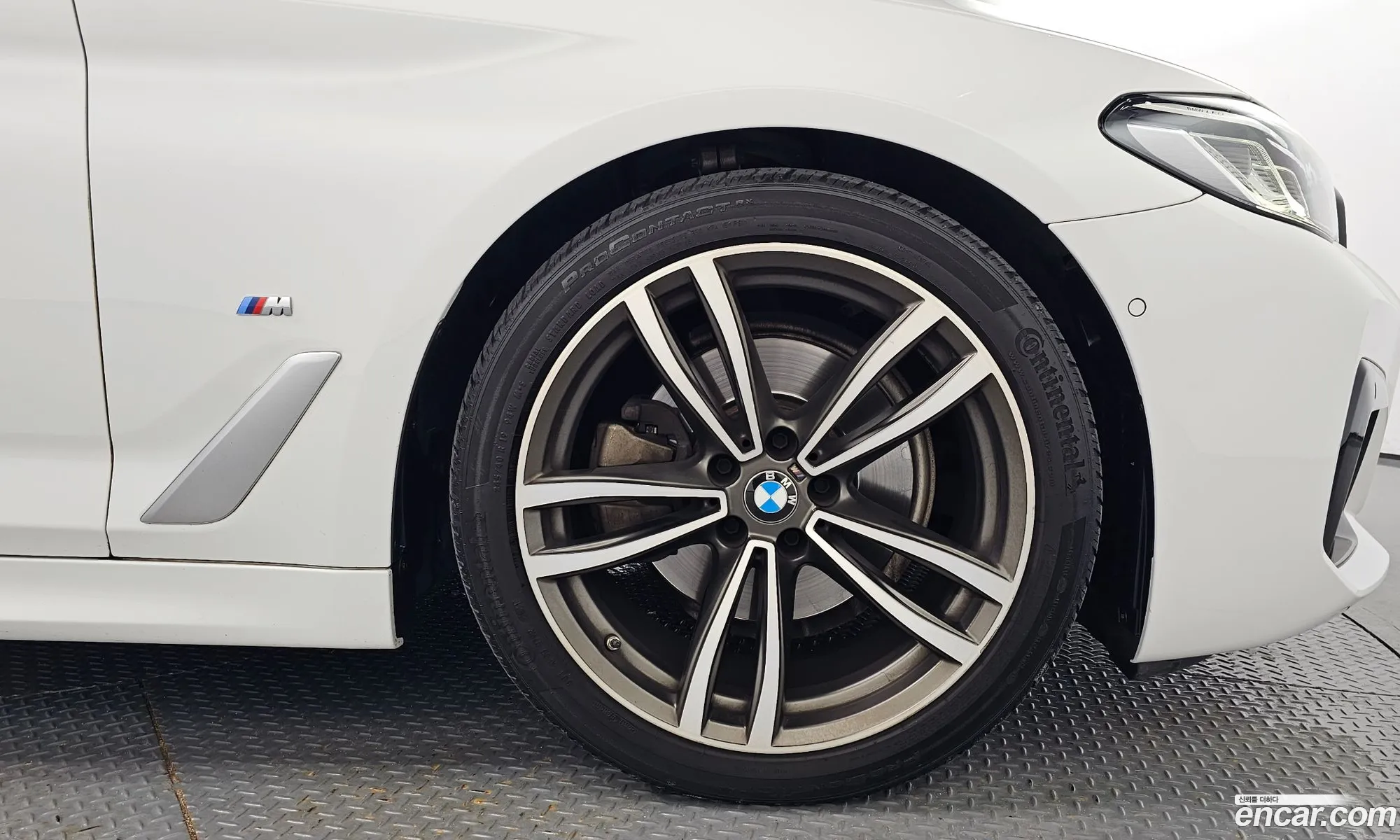 BMW 5 Series G30 520I Luxury - фотография 12002029