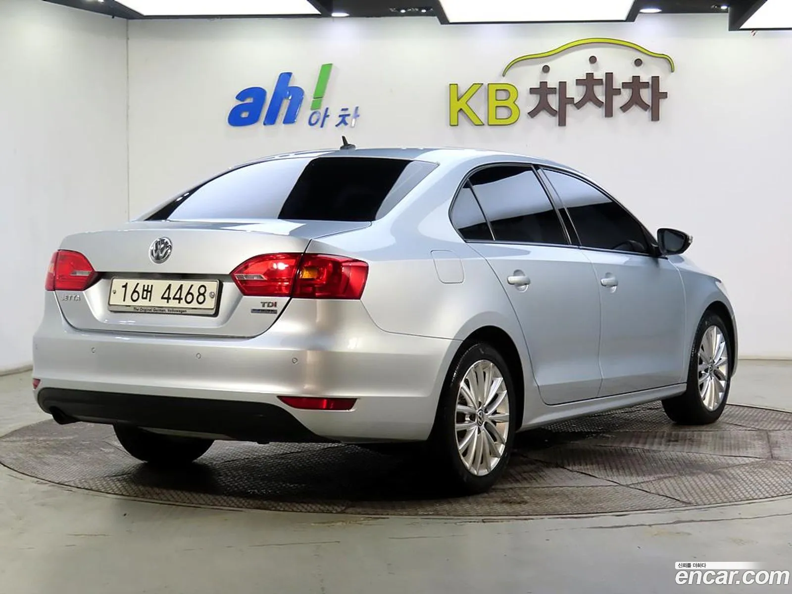 Volkswagen New Jetta 16 Tdi Bluemotion 6Th Generation - фотография 8558469