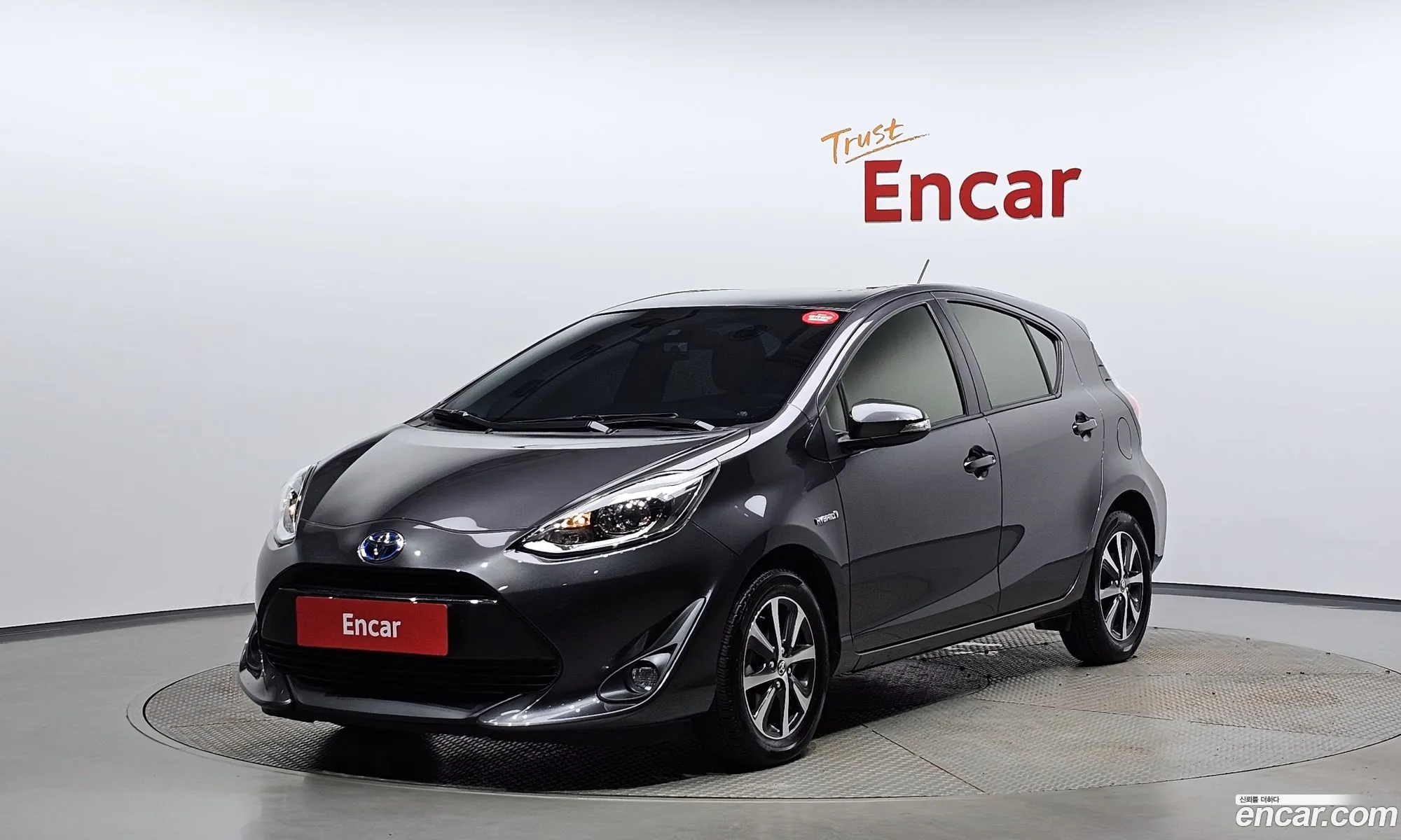 Toyota Prius C 15 - фотография 15415668