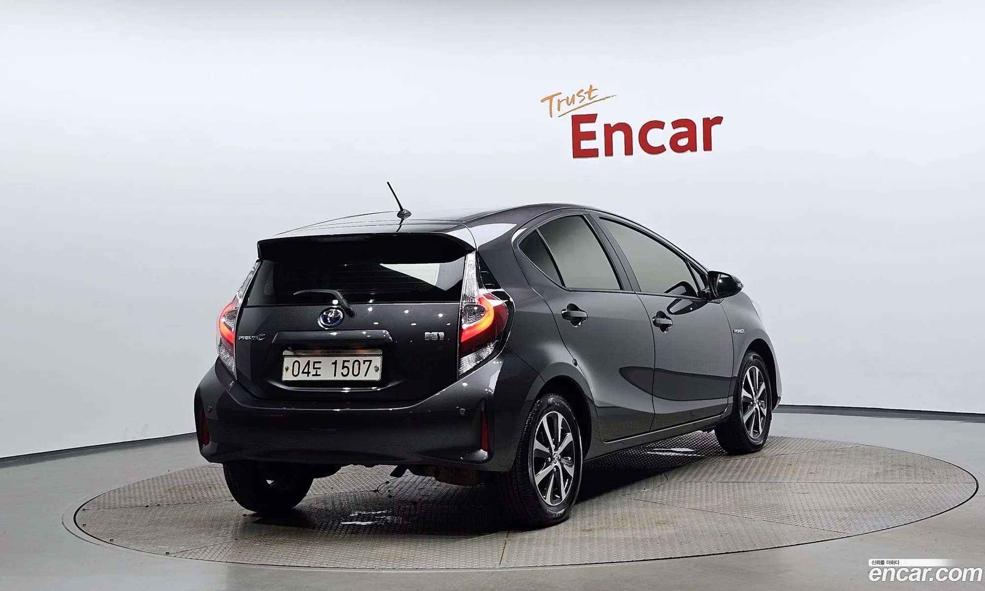 Toyota Prius C 15 - фотография 15415669