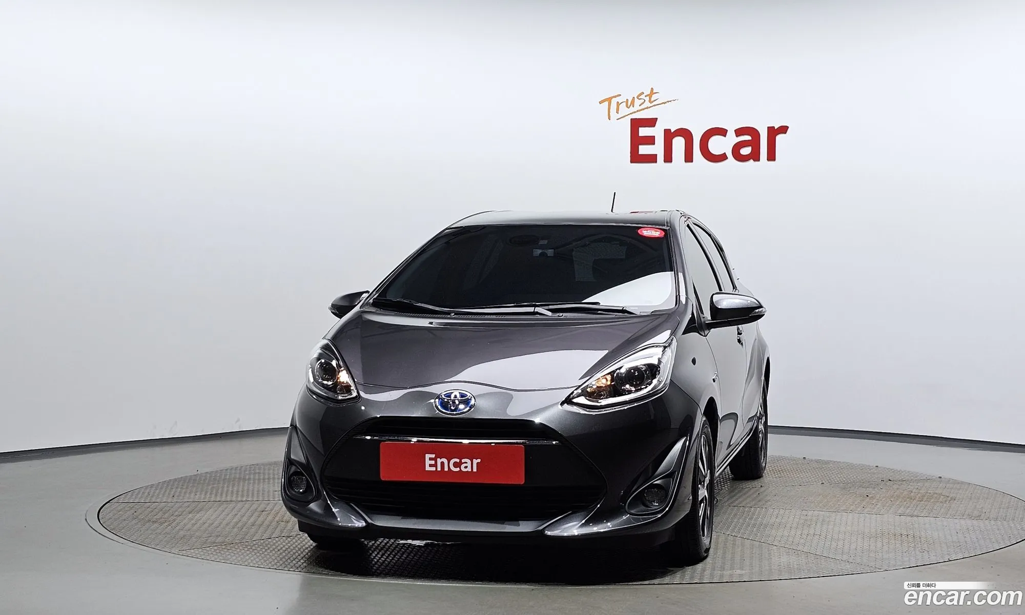 Toyota Prius C 15 - фотография 15415670