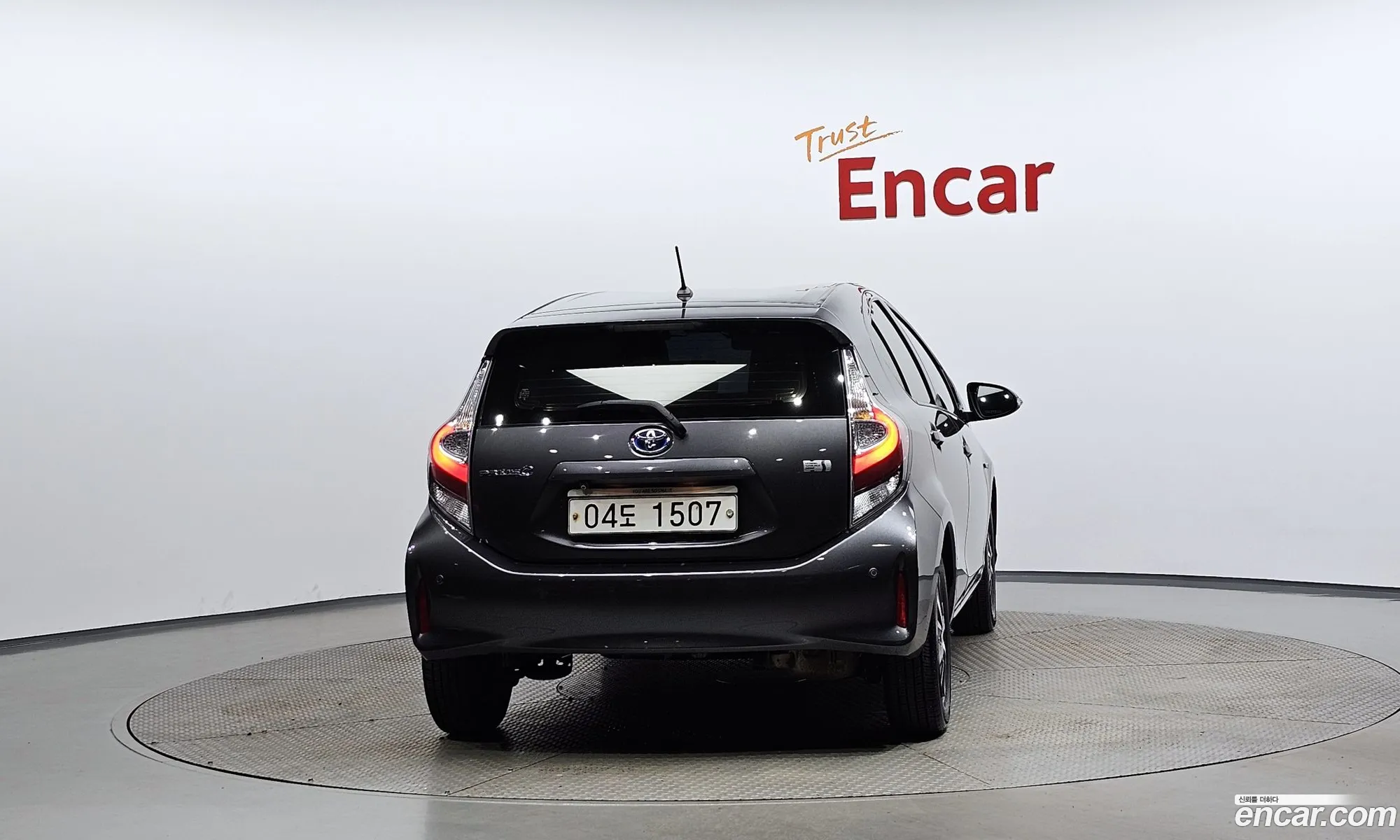 Toyota Prius C 15 - фотография 15415671
