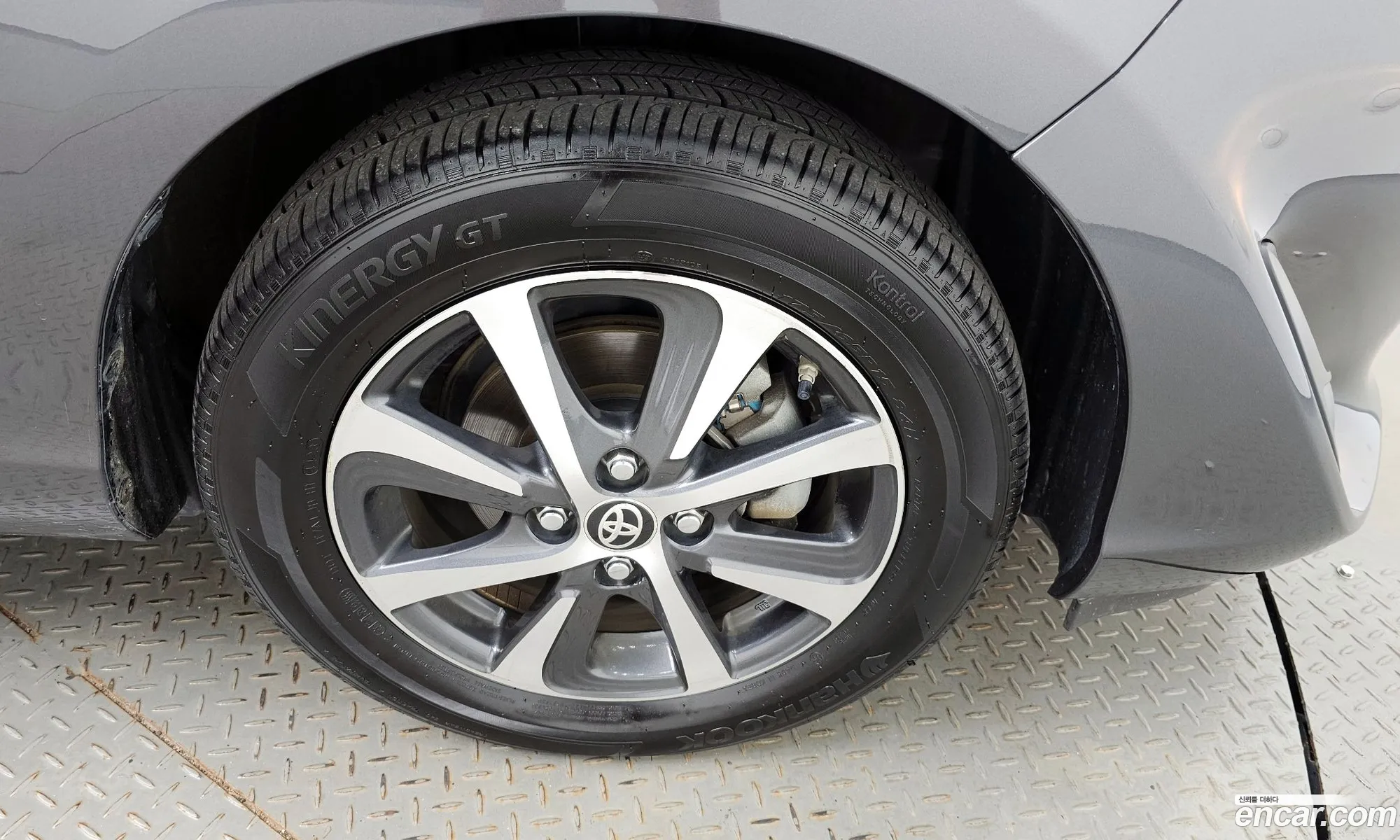 Toyota Prius C 15 - фотография 15415672