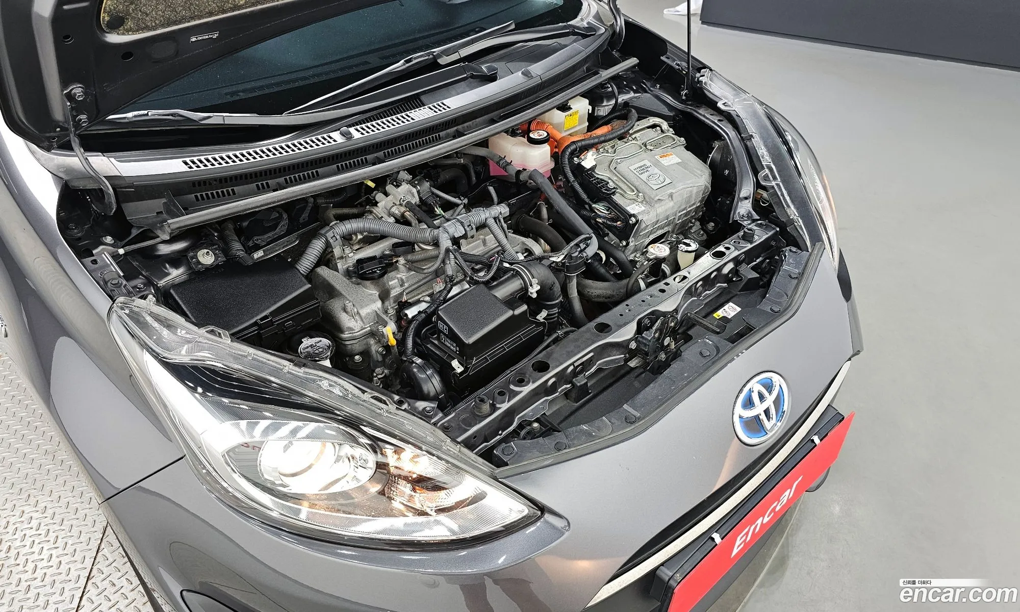 Toyota Prius C 15 - фотография 15415673