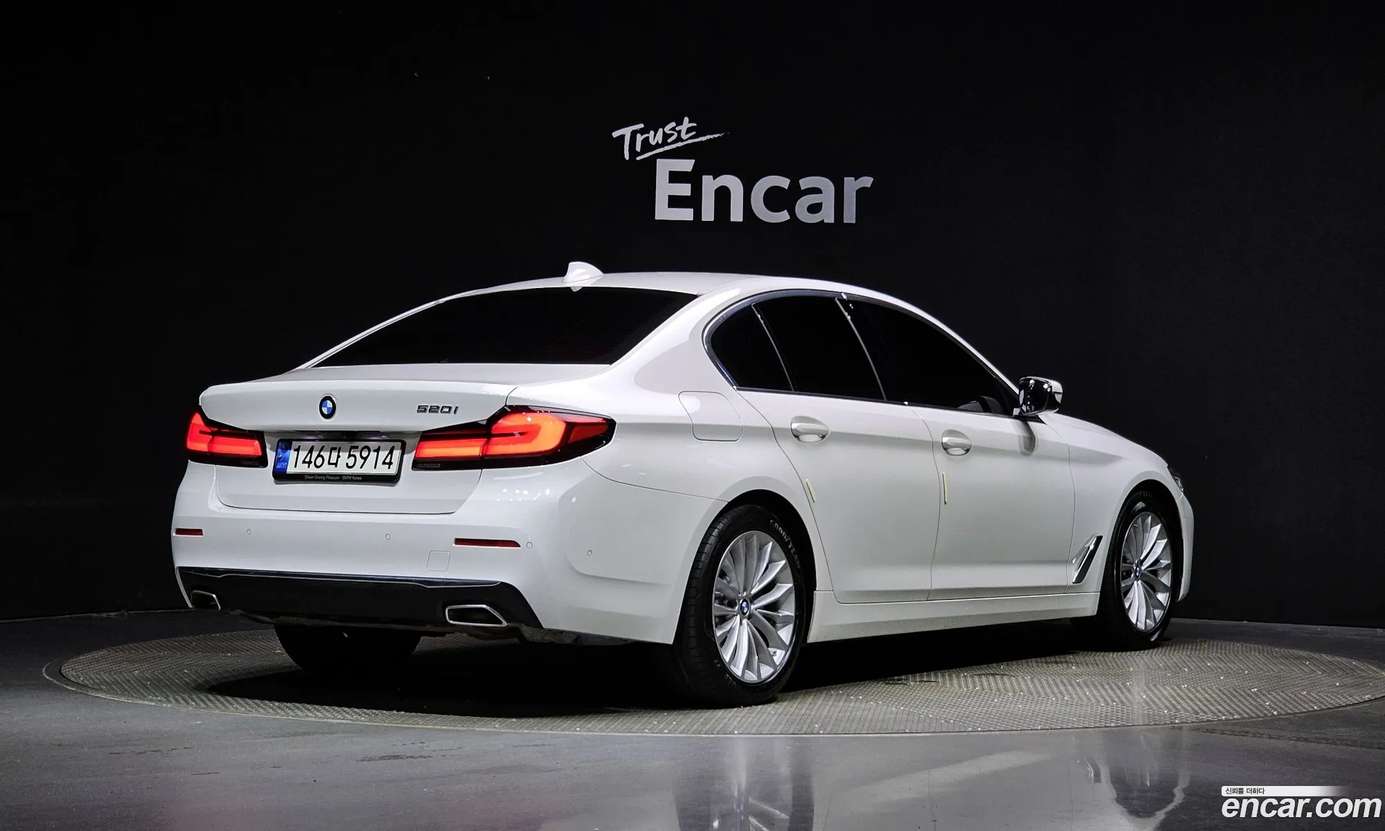 BMW 5 Series G30 520I Luxury - фотография 12310913