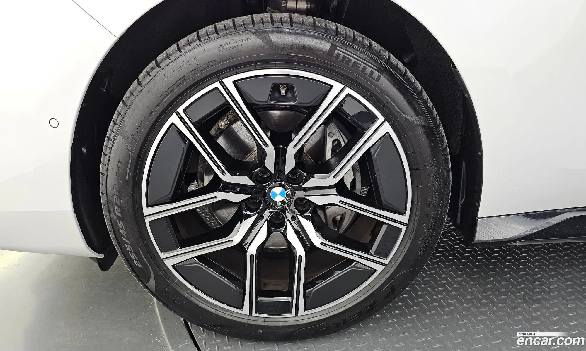 BMW 7 Series G70 740D xDrive M Sports - фотография 12479506