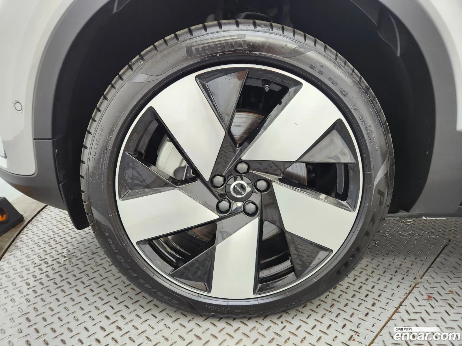 Volvo C40 Recharge Twin Ultimate - фотография 7893454