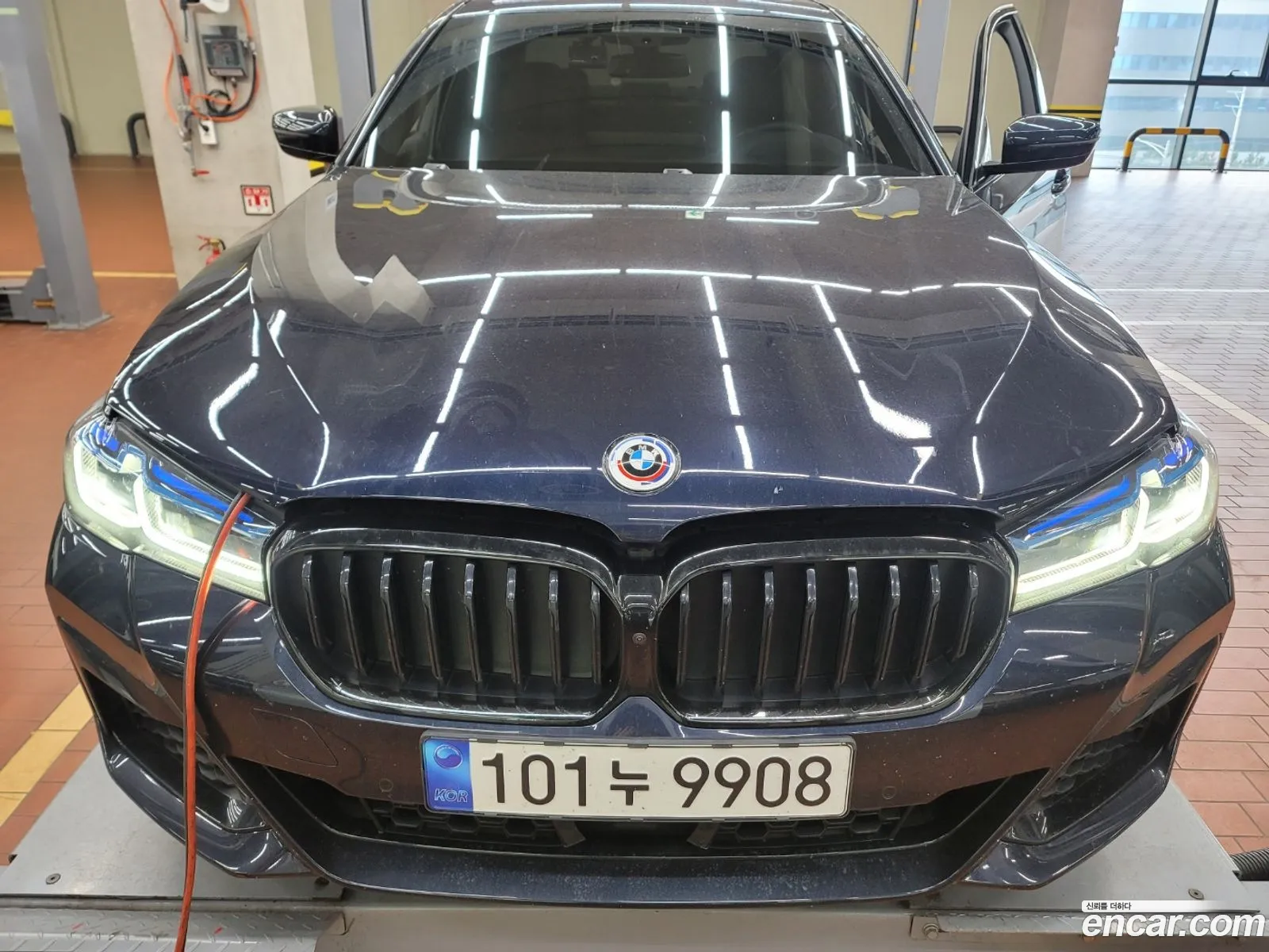 BMW 5 Series G30 M550I xDrive - фотография 8392336