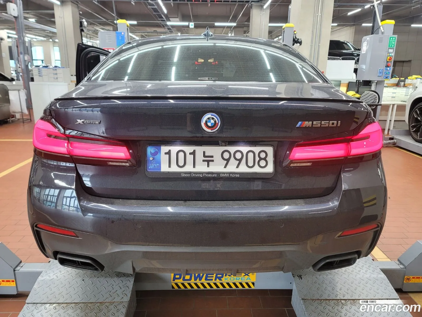 BMW 5 Series G30 M550I xDrive - фотография 8392337