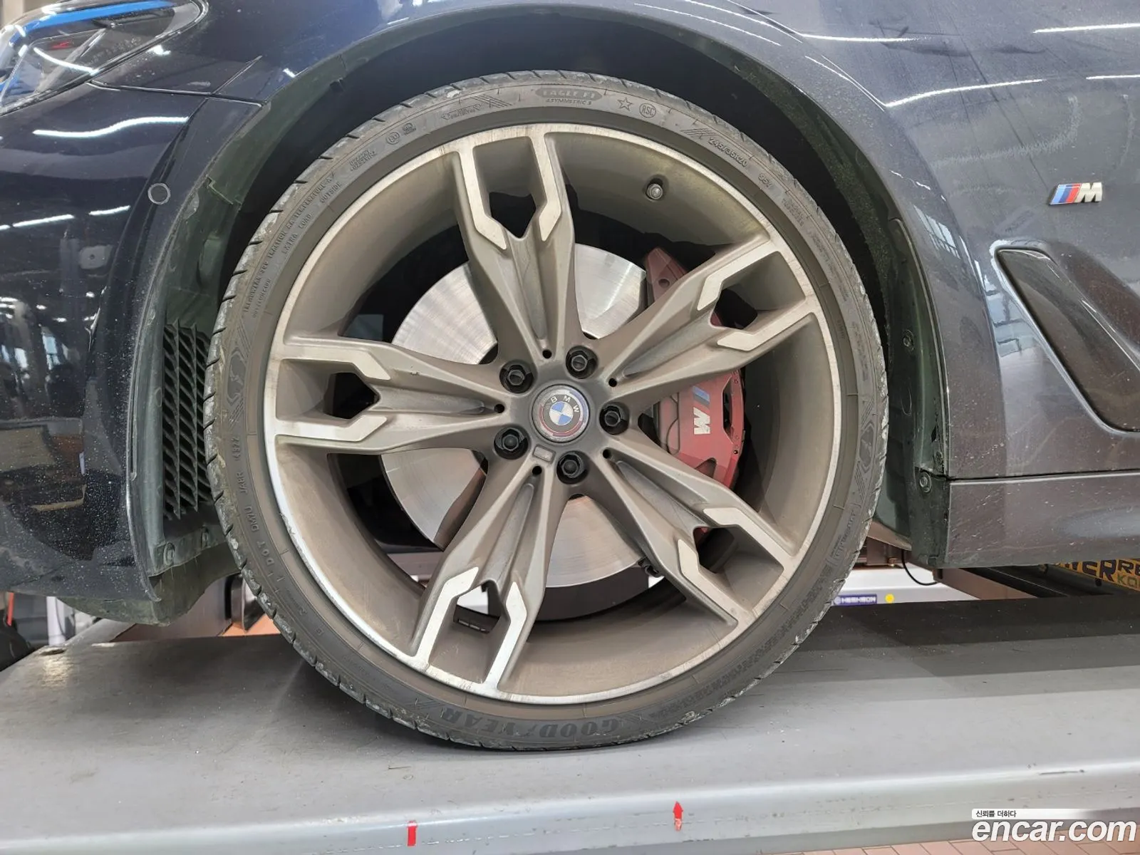 BMW 5 Series G30 M550I xDrive - фотография 8392338