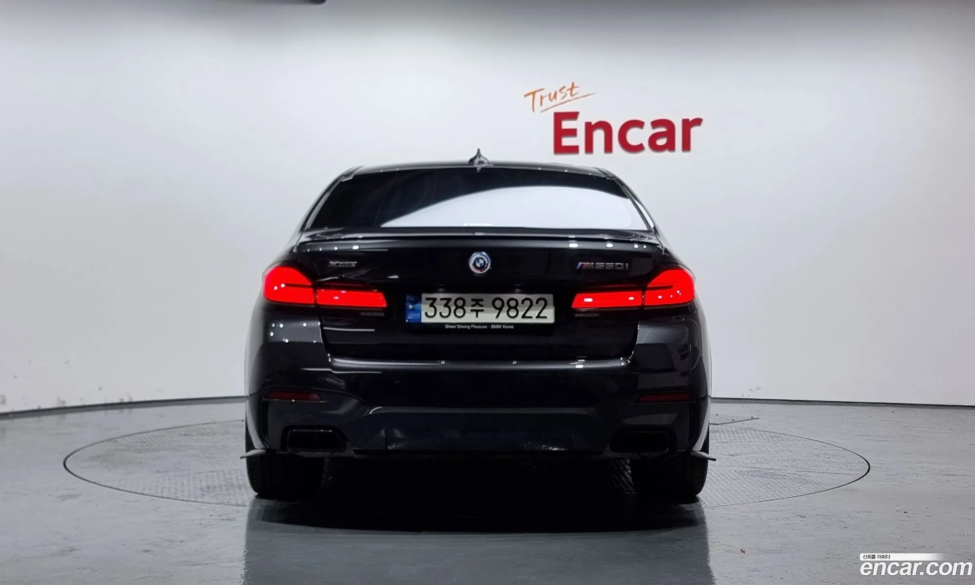 BMW 5 Series G30 M550I xDrive - фотография 7843010