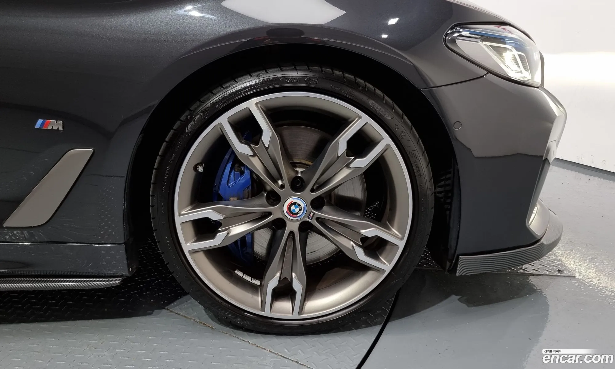 BMW 5 Series G30 M550I xDrive - фотография 7843011