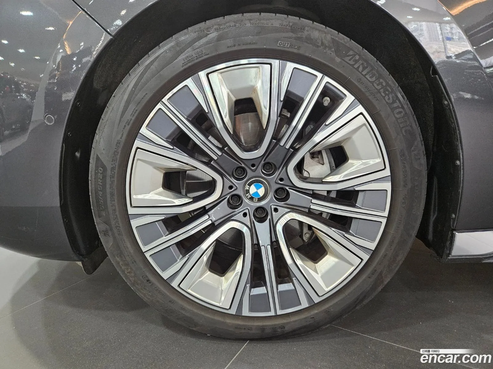 BMW 7 Series G70 740D xDrive Design Pure Excellence - фотография 8372853