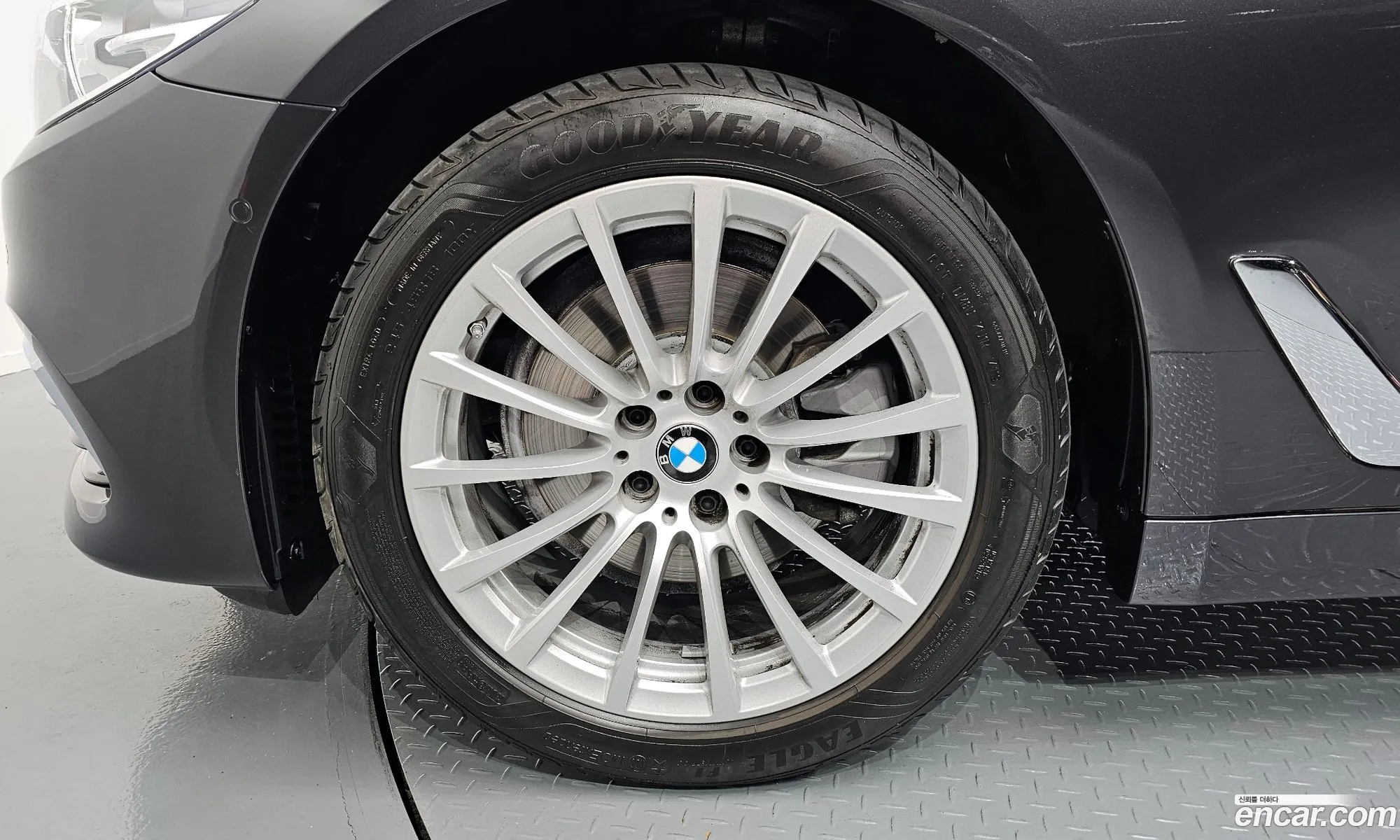 BMW 5 Series G30 520I Luxury - фотография 8375385