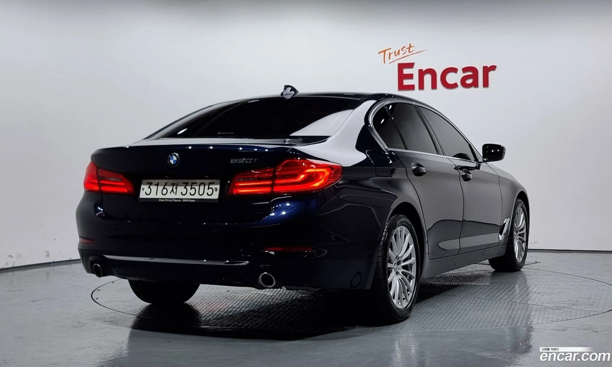 BMW 5 Series G30 520I Luxury - фотография 8375358