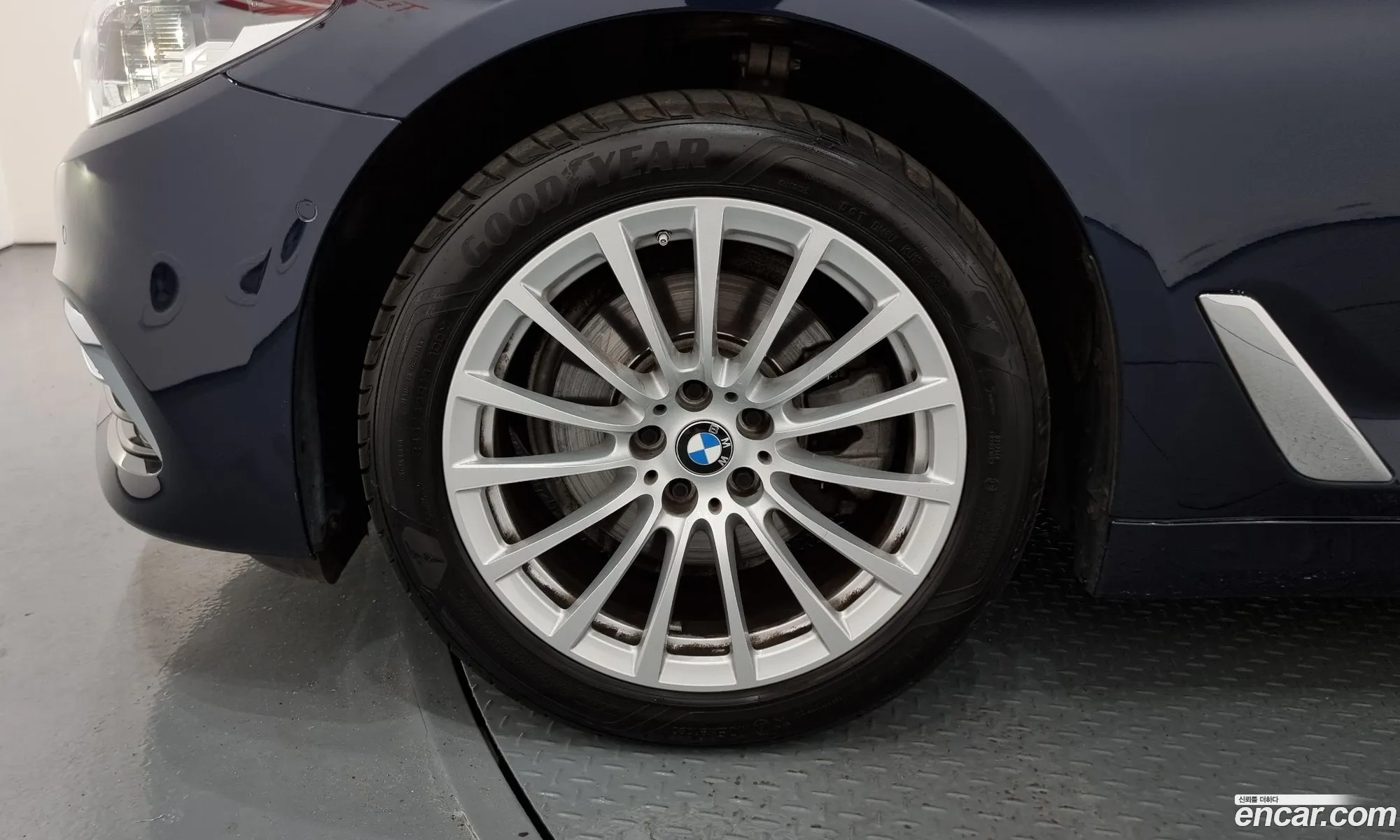 BMW 5 Series G30 520I Luxury - фотография 8375361
