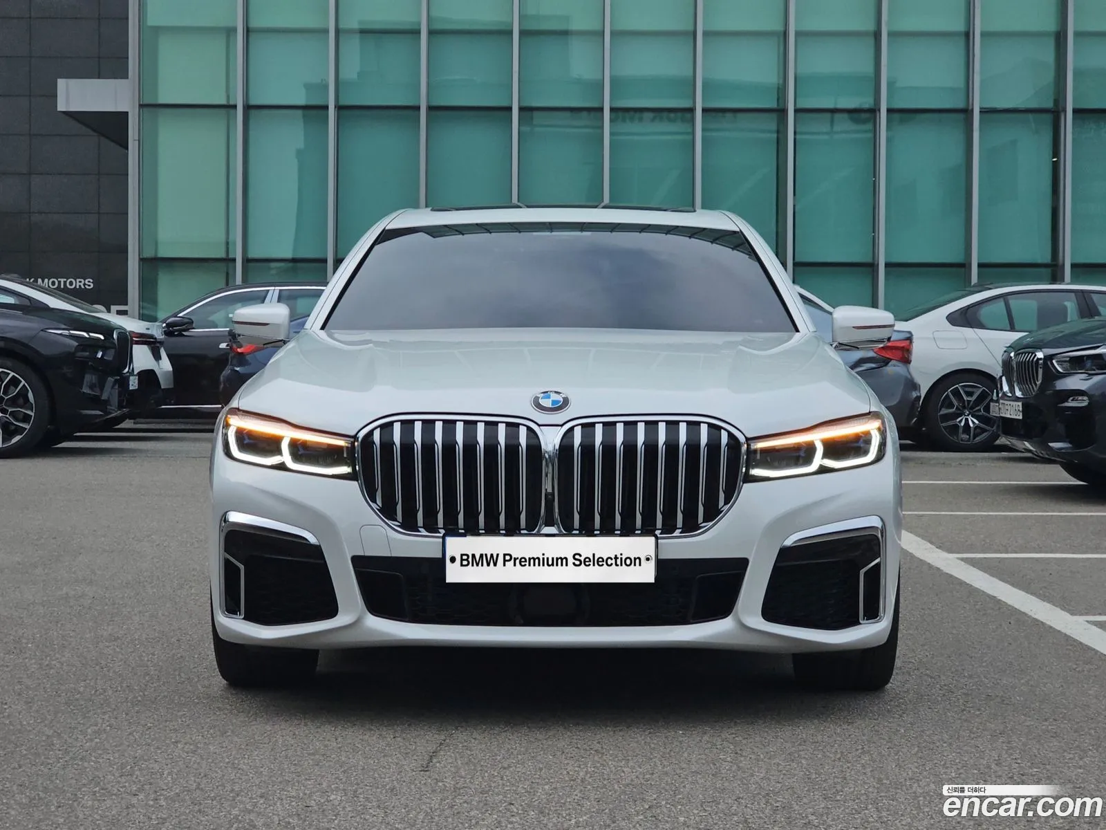 BMW 7 Series G11 740Li xDrive M Sports - фотография 7909024