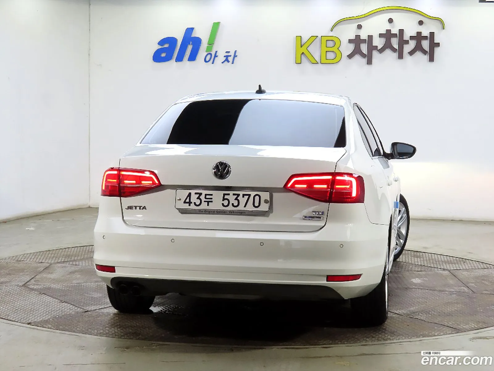 Volkswagen New Jetta 20 Tdi Bluemotion Premium 6Th Generation - фотография 12591175