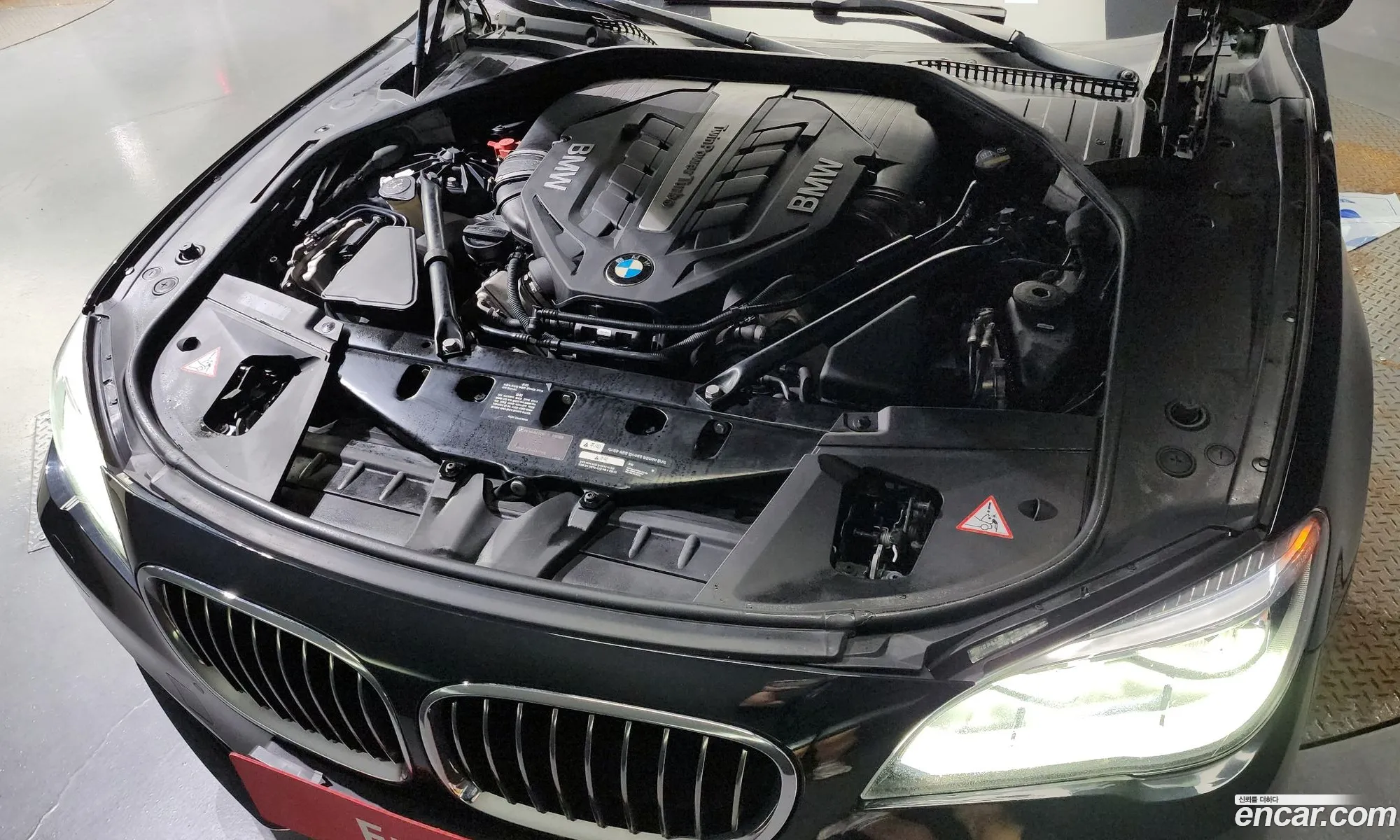 BMW 7 Series F01 750Li xDrive Individual - фотография 8309571