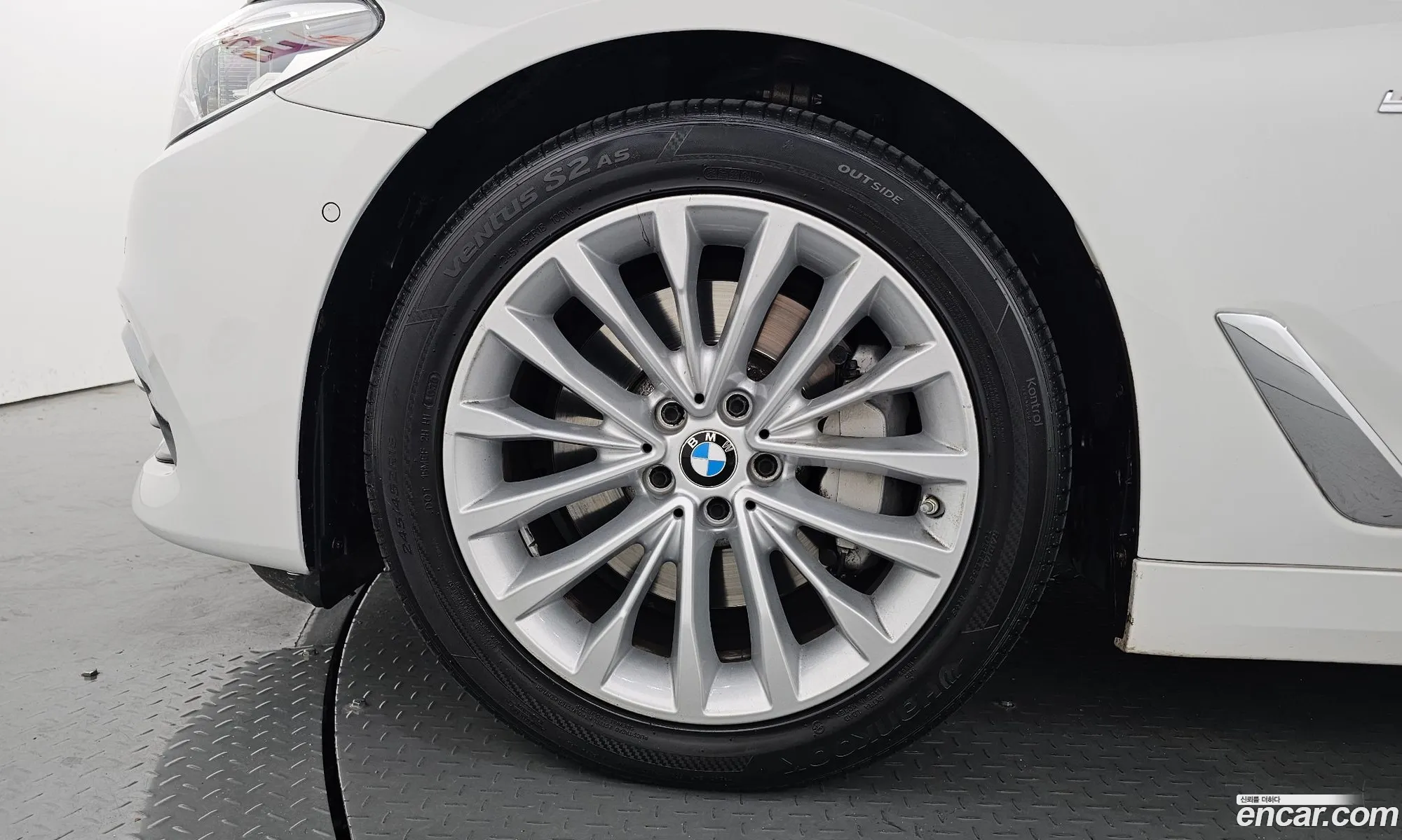 BMW 5 Series G30 530I xDrive Luxury Plus - фотография 7760423