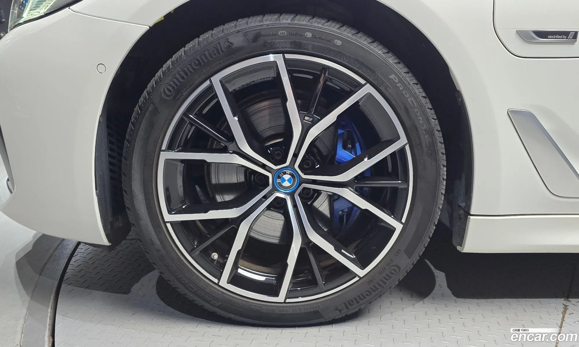 BMW 5 Series G30 530E M Sports - фотография 7993839
