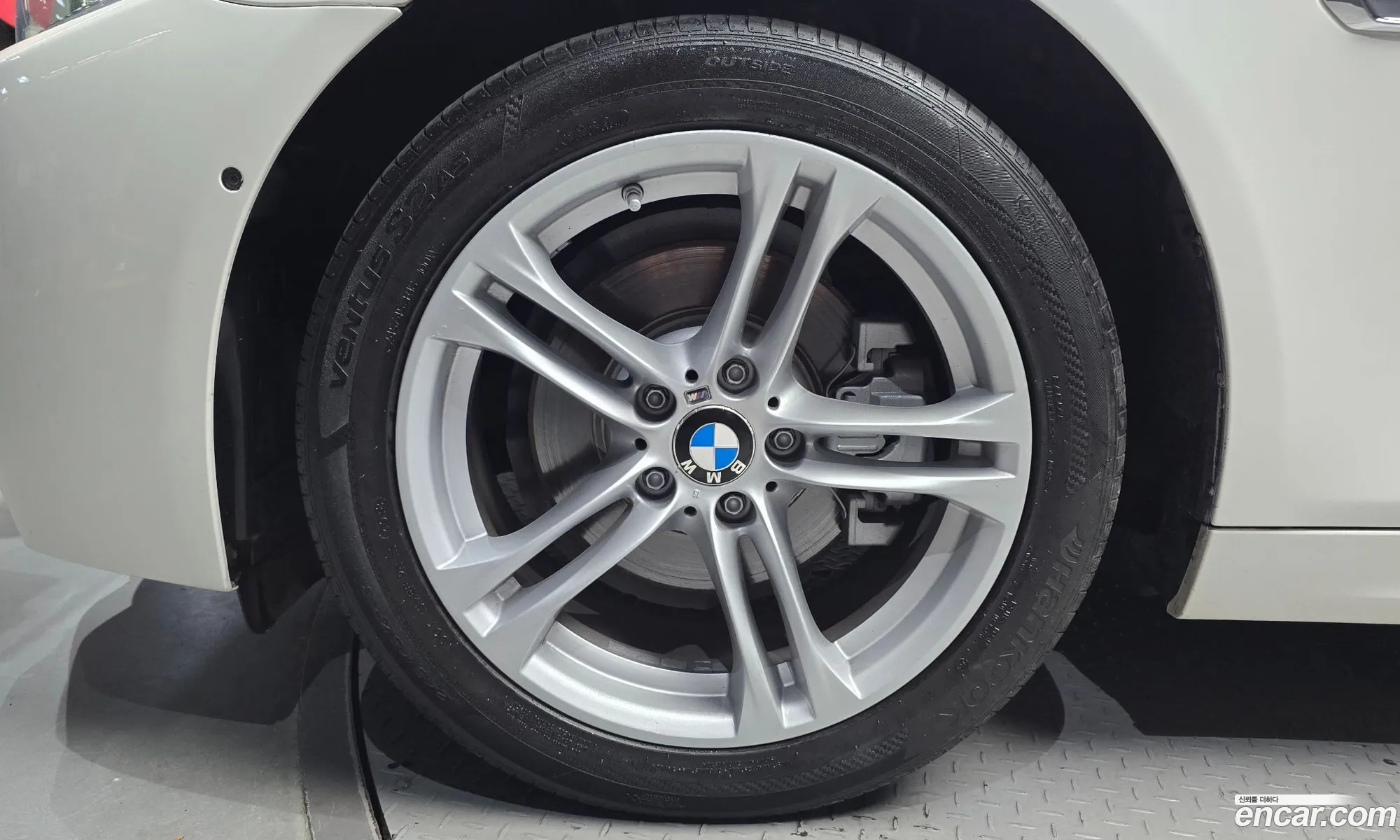 BMW 5 Series F10 520D M Aerodynamics - фотография 8146635