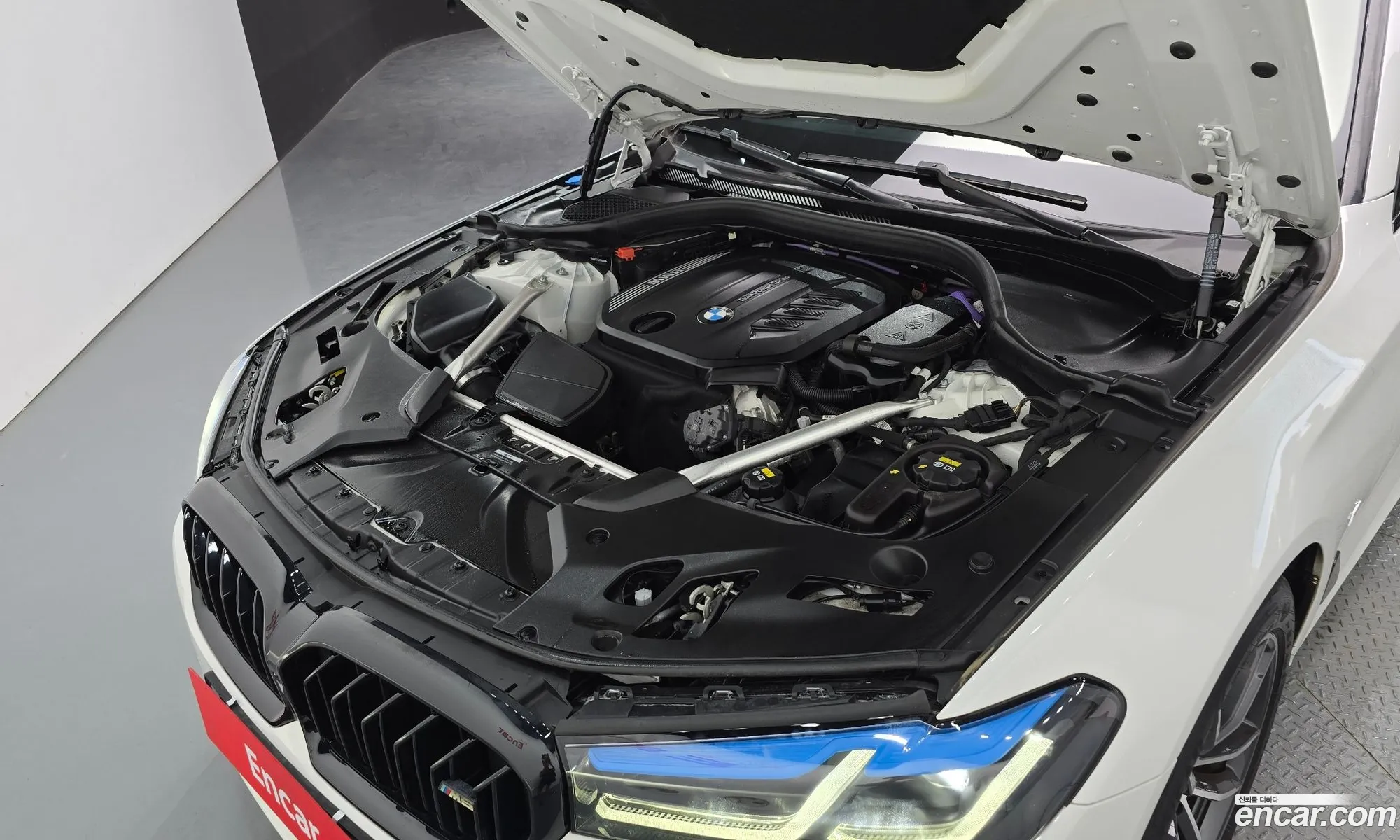 BMW 5 Series G30 523D ​​M Sports - фотография 7974587