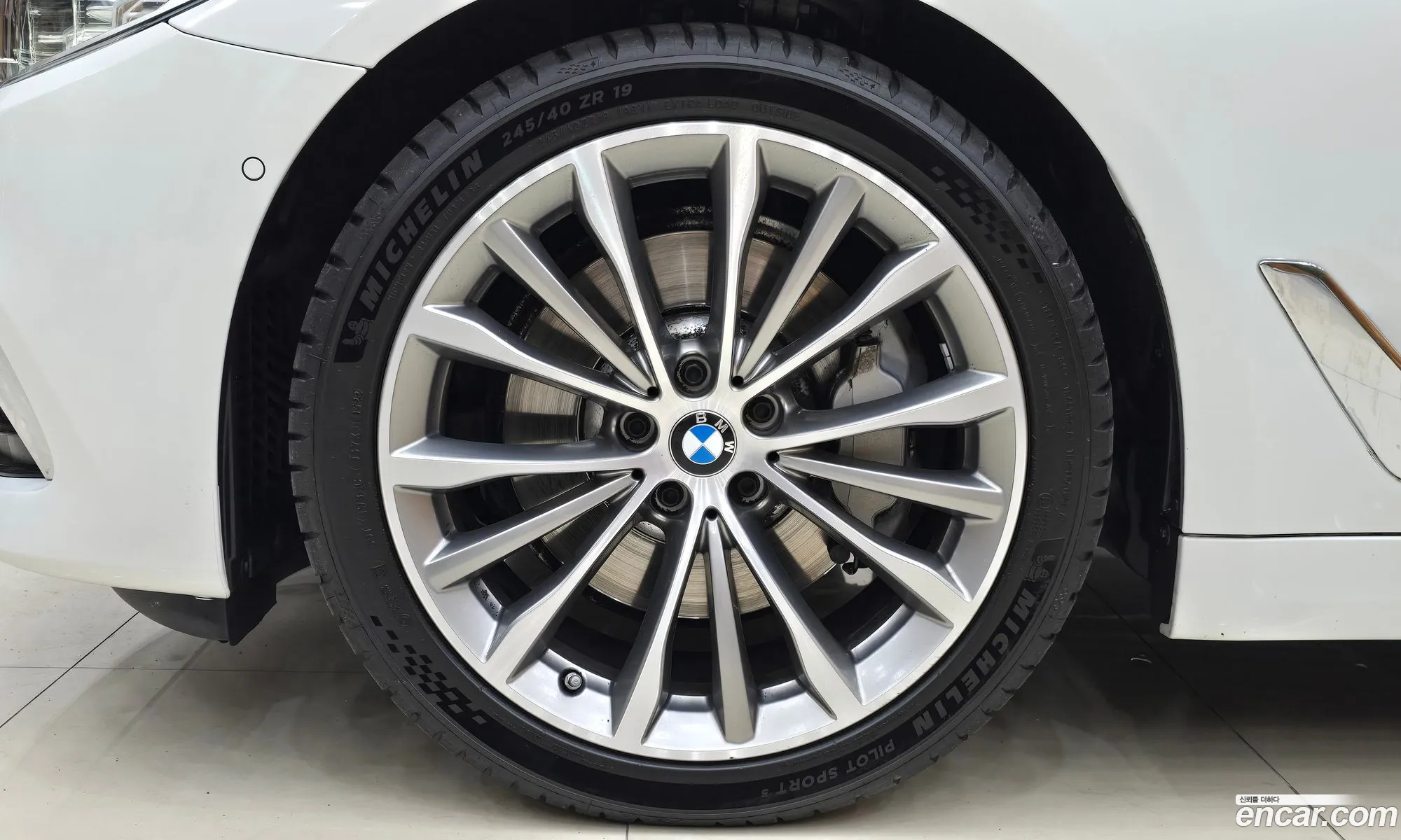 BMW 5 Series G30 540I xDrive Luxury Plus - фотография 2452985