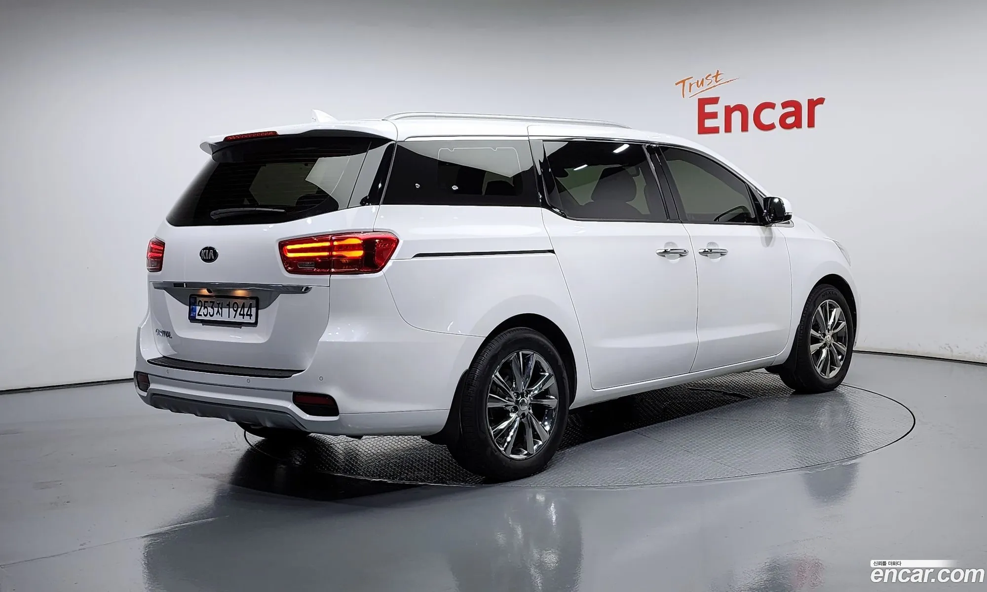 Kia The New Carnival 9-Seater Prestige - фотография 15779956