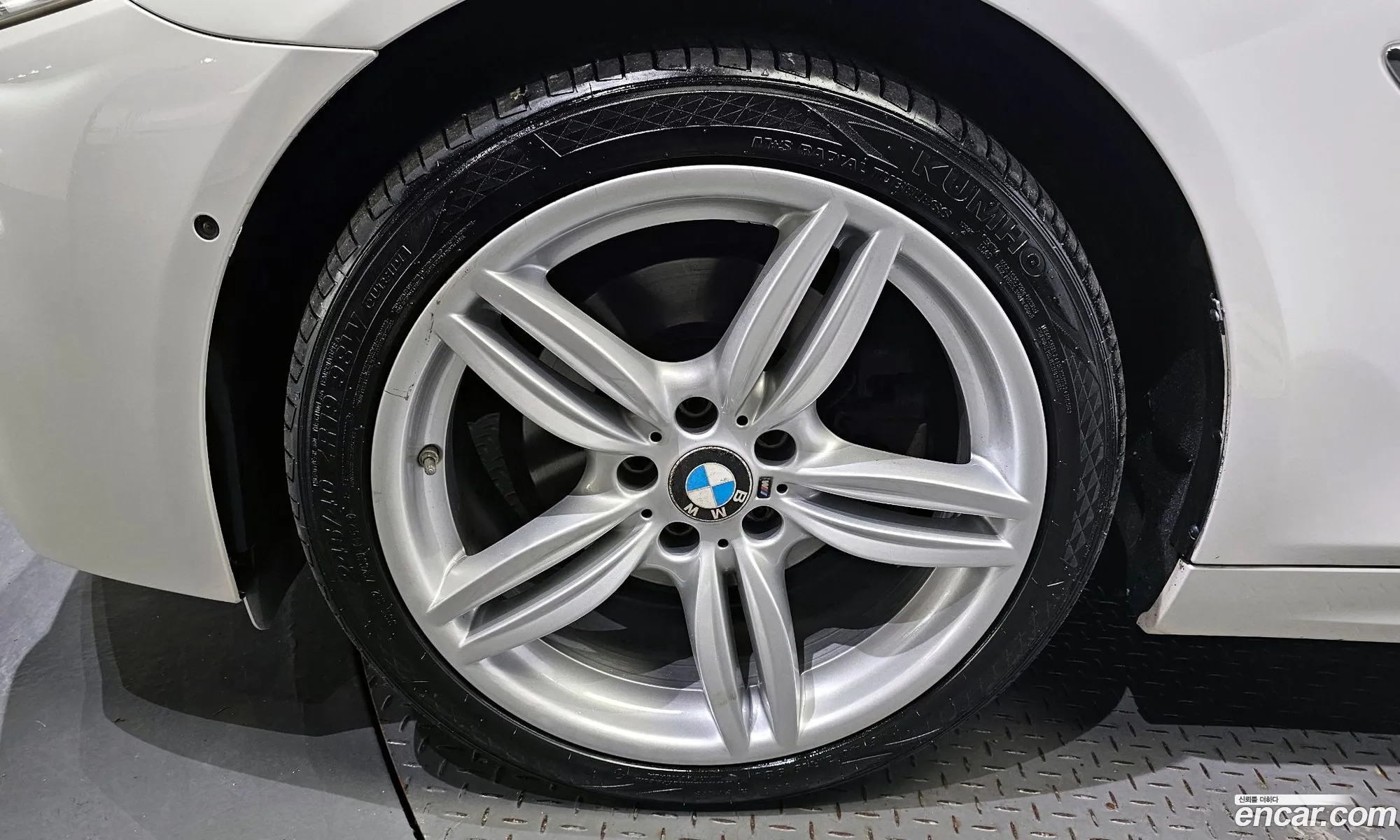 BMW 5 Series F10 520D M Aerodynamics - фотография 6126894