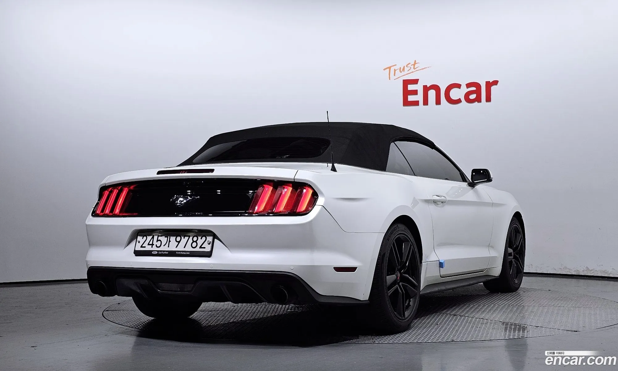 Ford Mustang Convertible - фотография 18052975