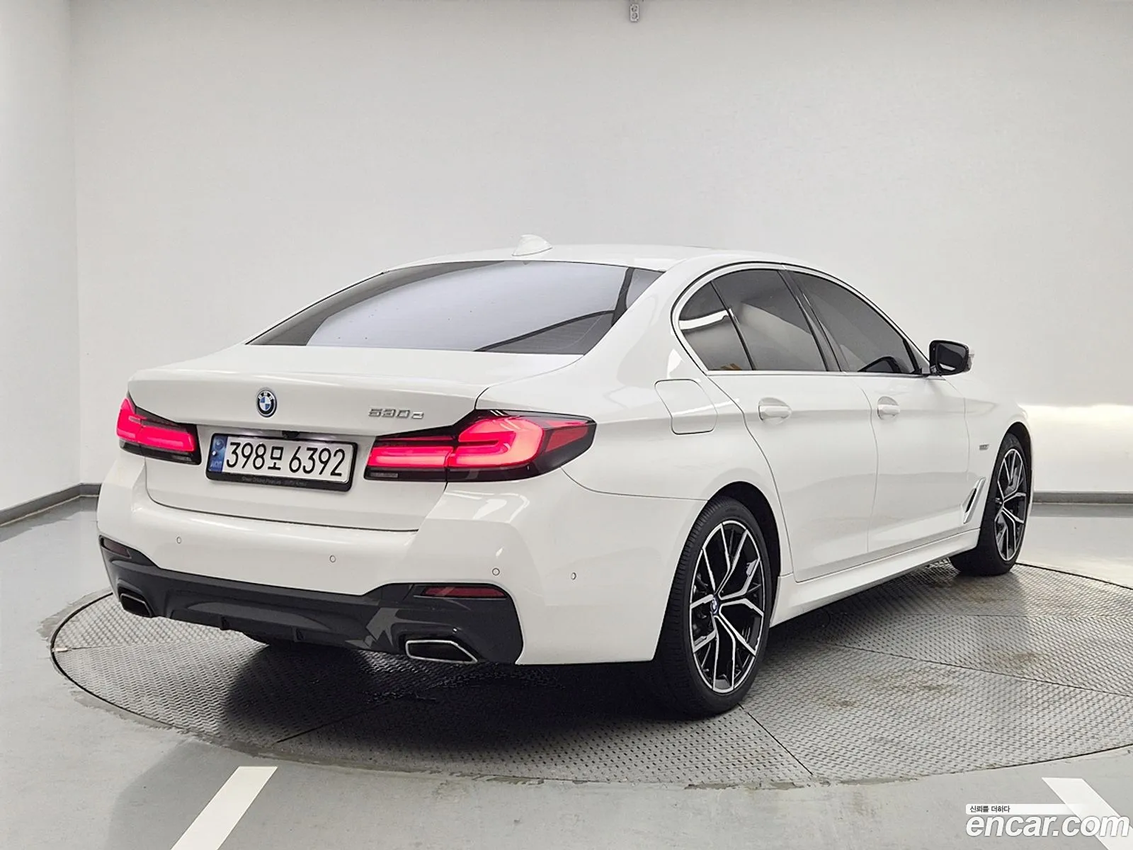 BMW 5 Series G30 530E M Sports - фотография 4942414