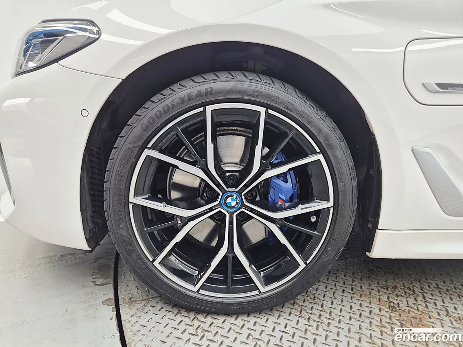 BMW 5 Series G30 530E M Sports - фотография 4942417