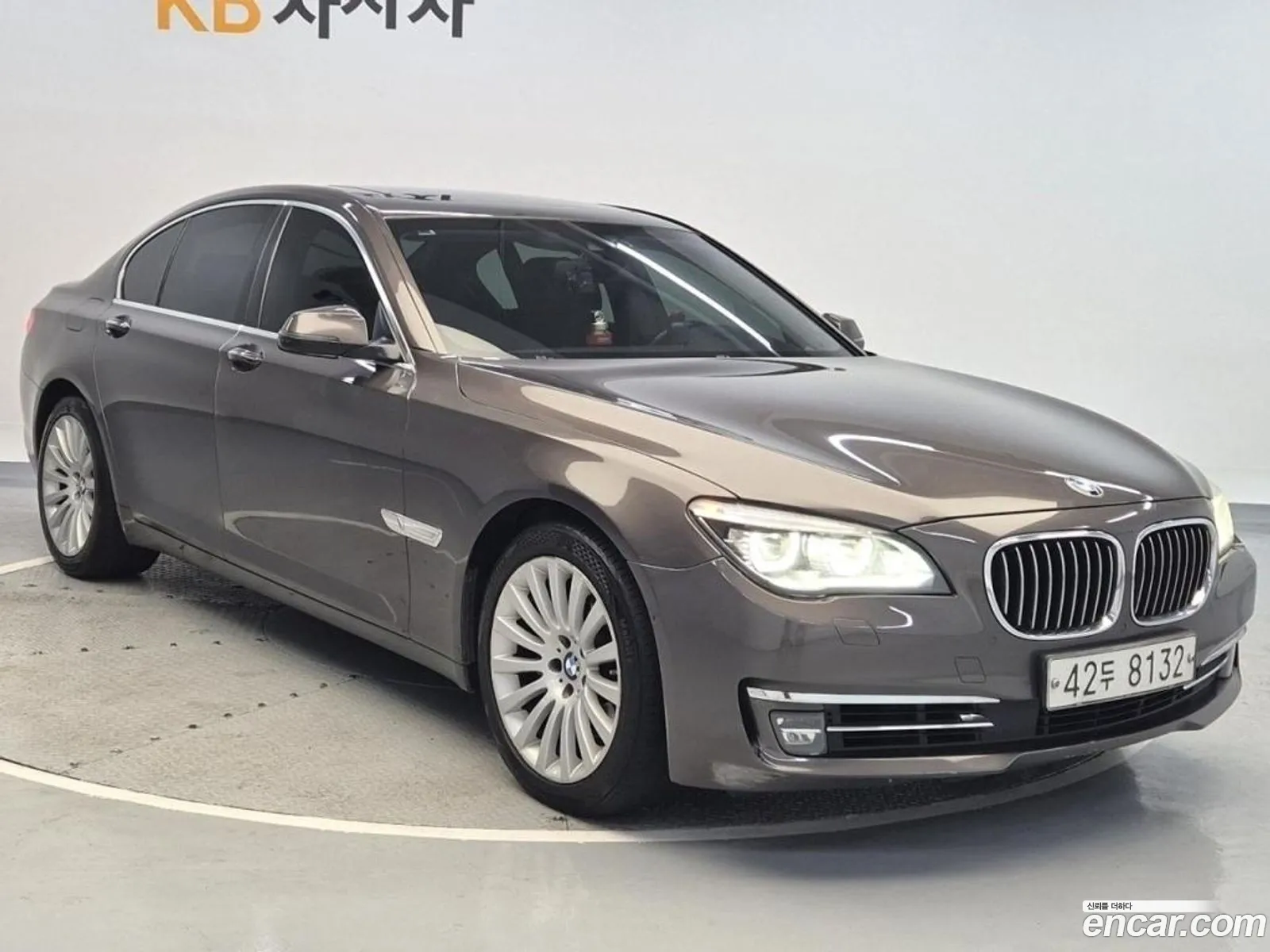 BMW 7 Series F01 740D xDrive - фотография 18563