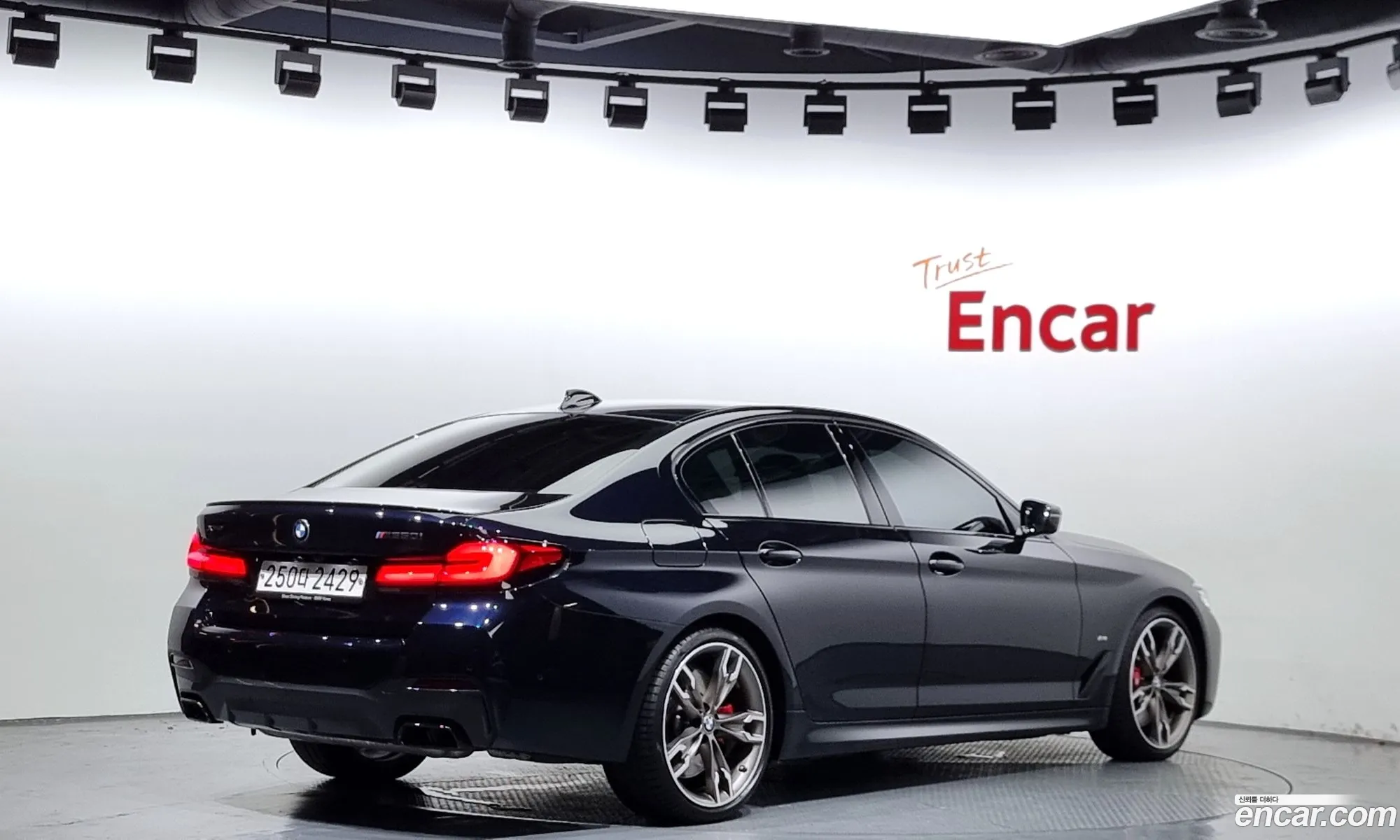 BMW 5 Series G30 M550I xDrive - фотография 4742187