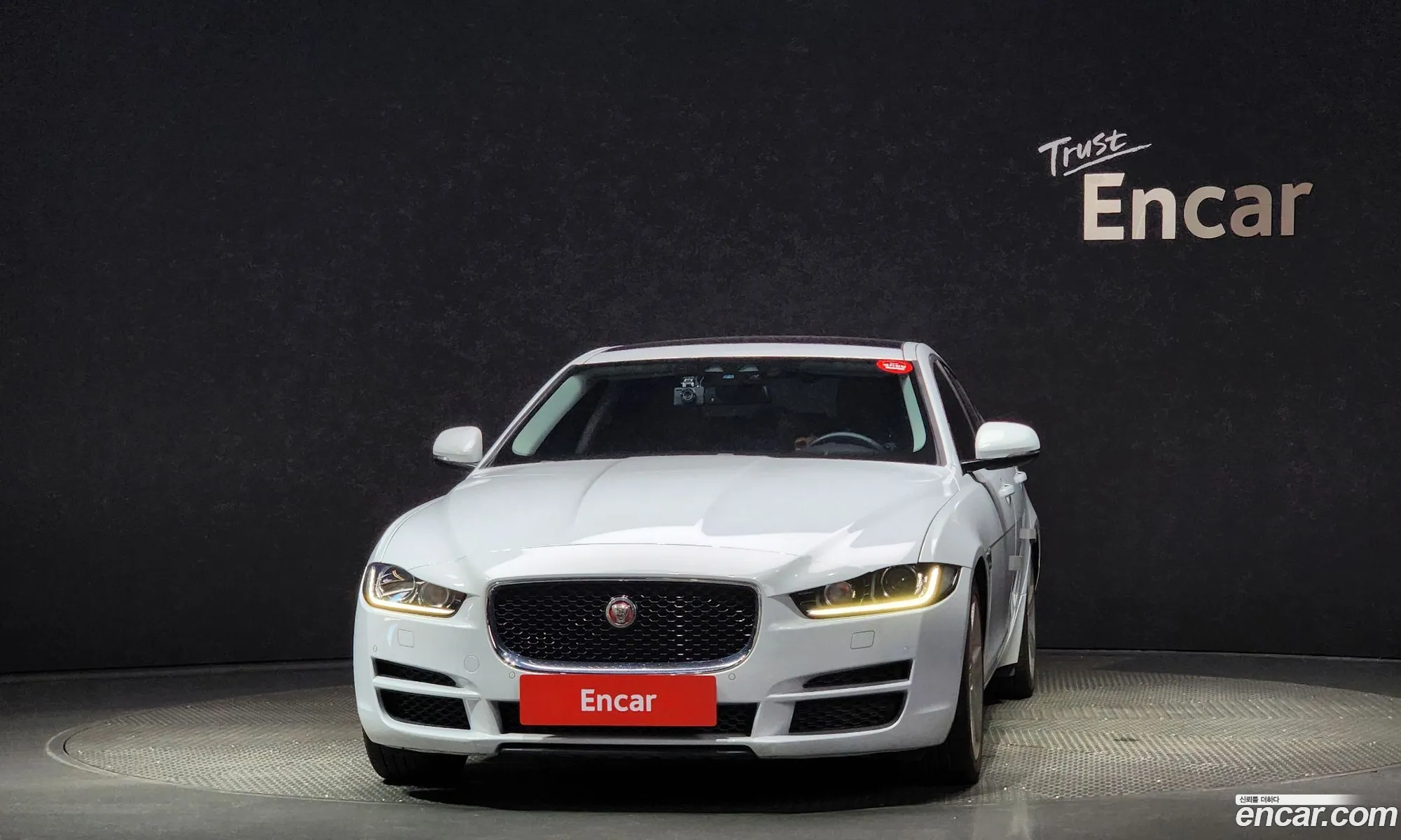 Jaguar Xe 20D Portfolio - фотография 4196774