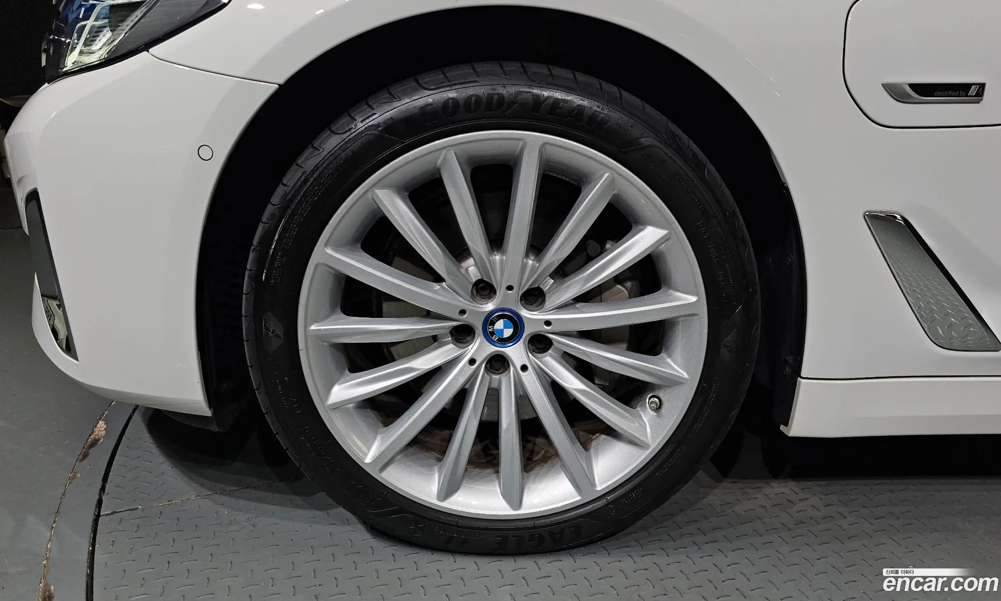 BMW 5 Series G30 530E Luxury - фотография 12009311