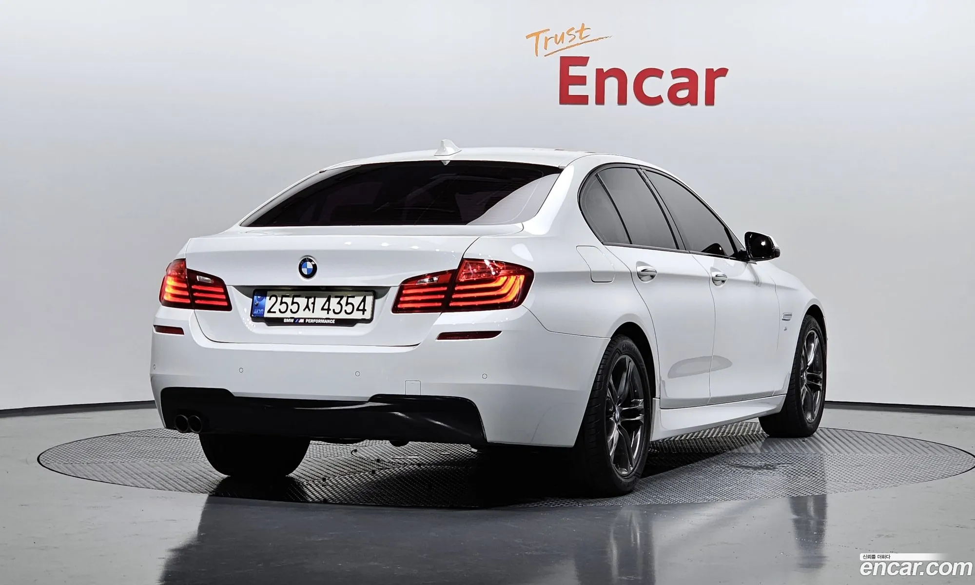 BMW 5 Series F10 520D M Aerodynamics - фотография 3448033